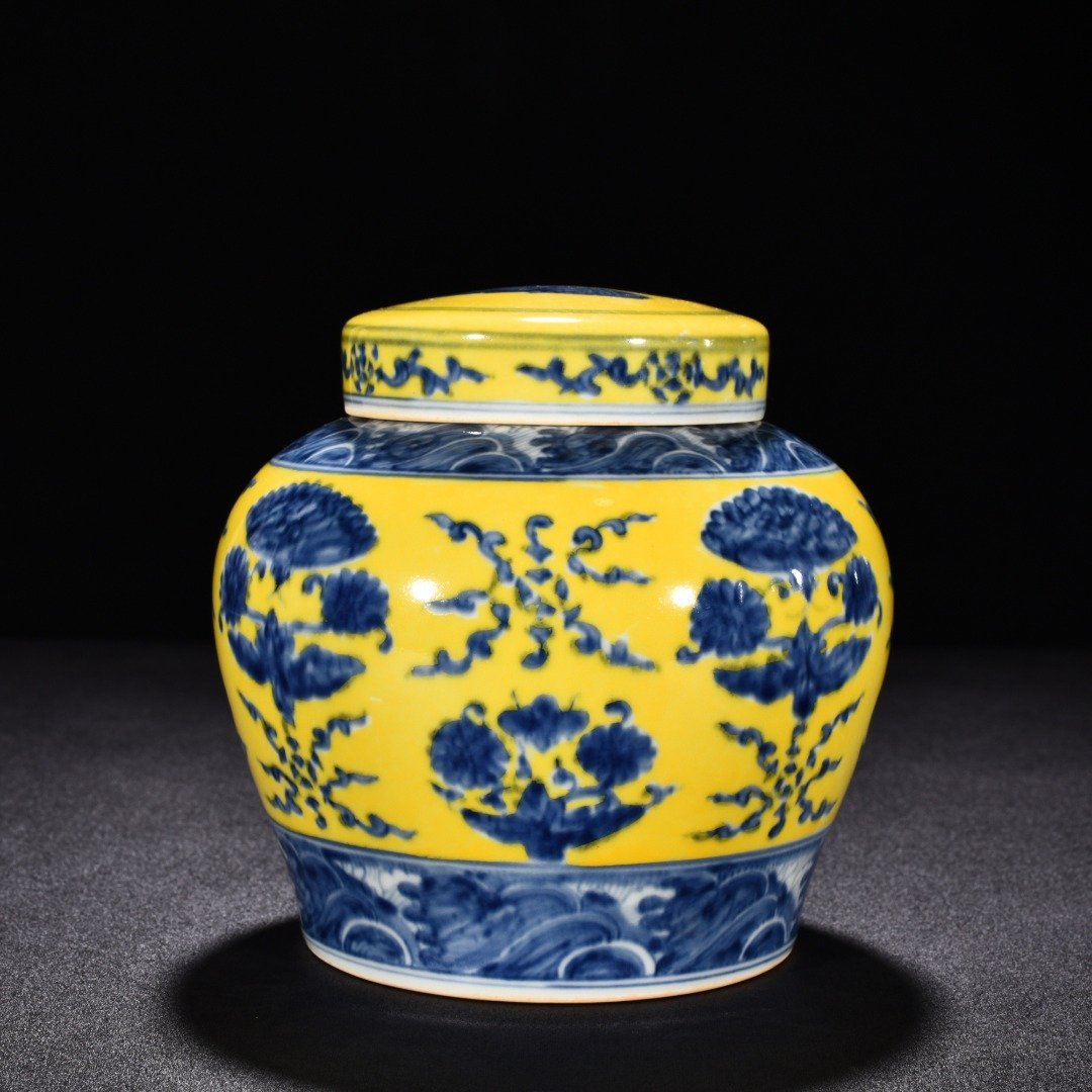 Ming Dynasty Chenghua blue and white delicate yellow glaze butterfly love flower lid jar