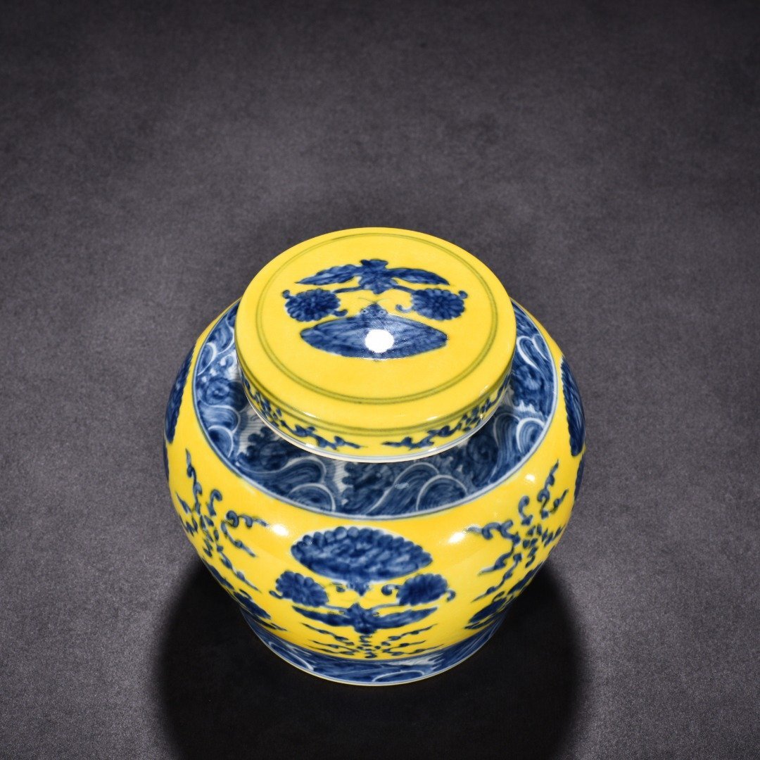 Ming Dynasty Chenghua blue and white delicate yellow glaze butterfly love flower lid jar