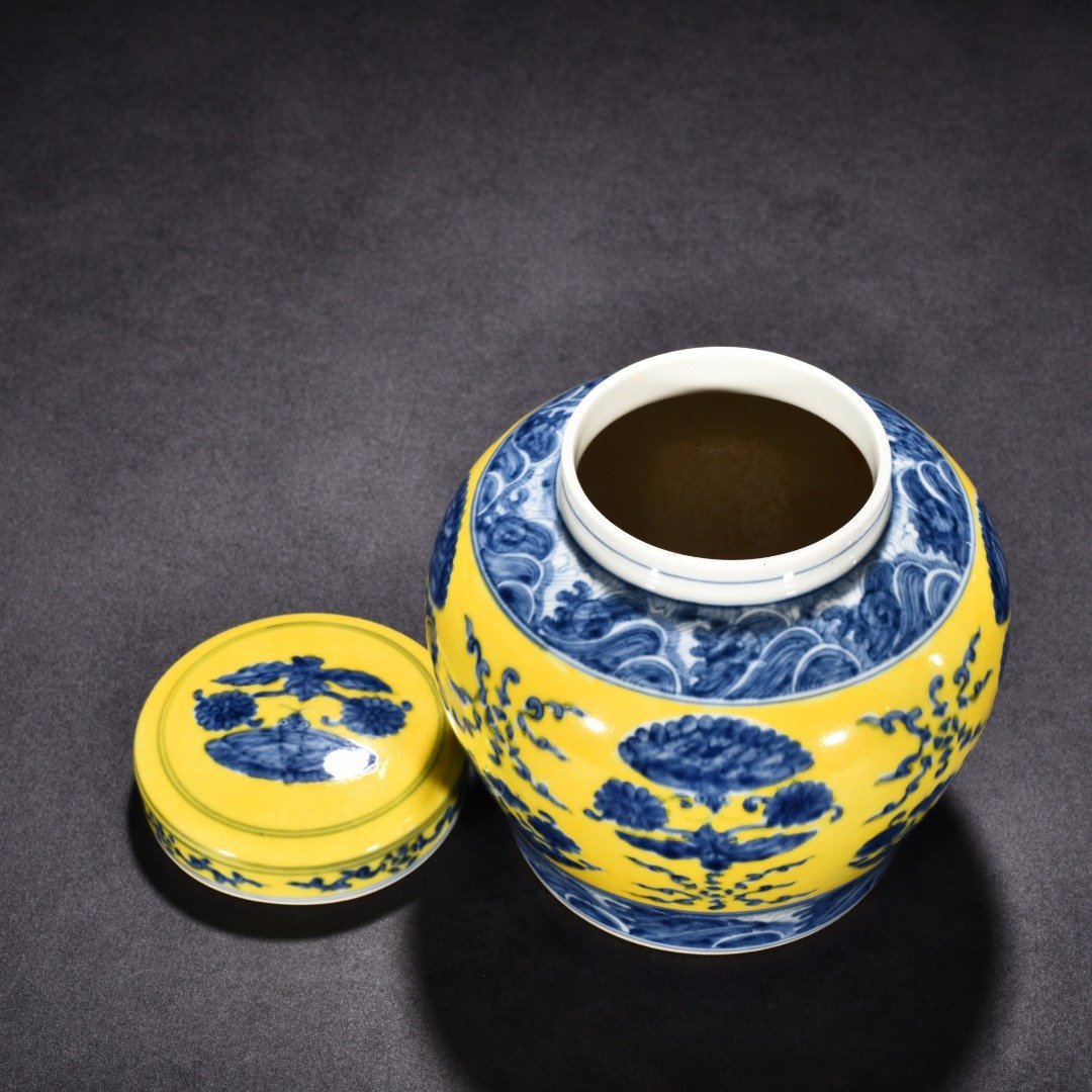 Ming Dynasty Chenghua blue and white delicate yellow glaze butterfly love flower lid jar