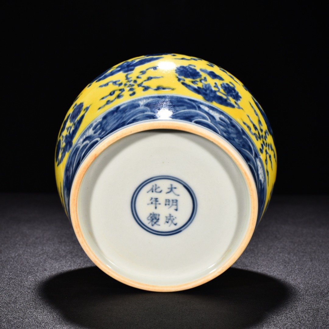 Ming Dynasty Chenghua blue and white delicate yellow glaze butterfly love flower lid jar