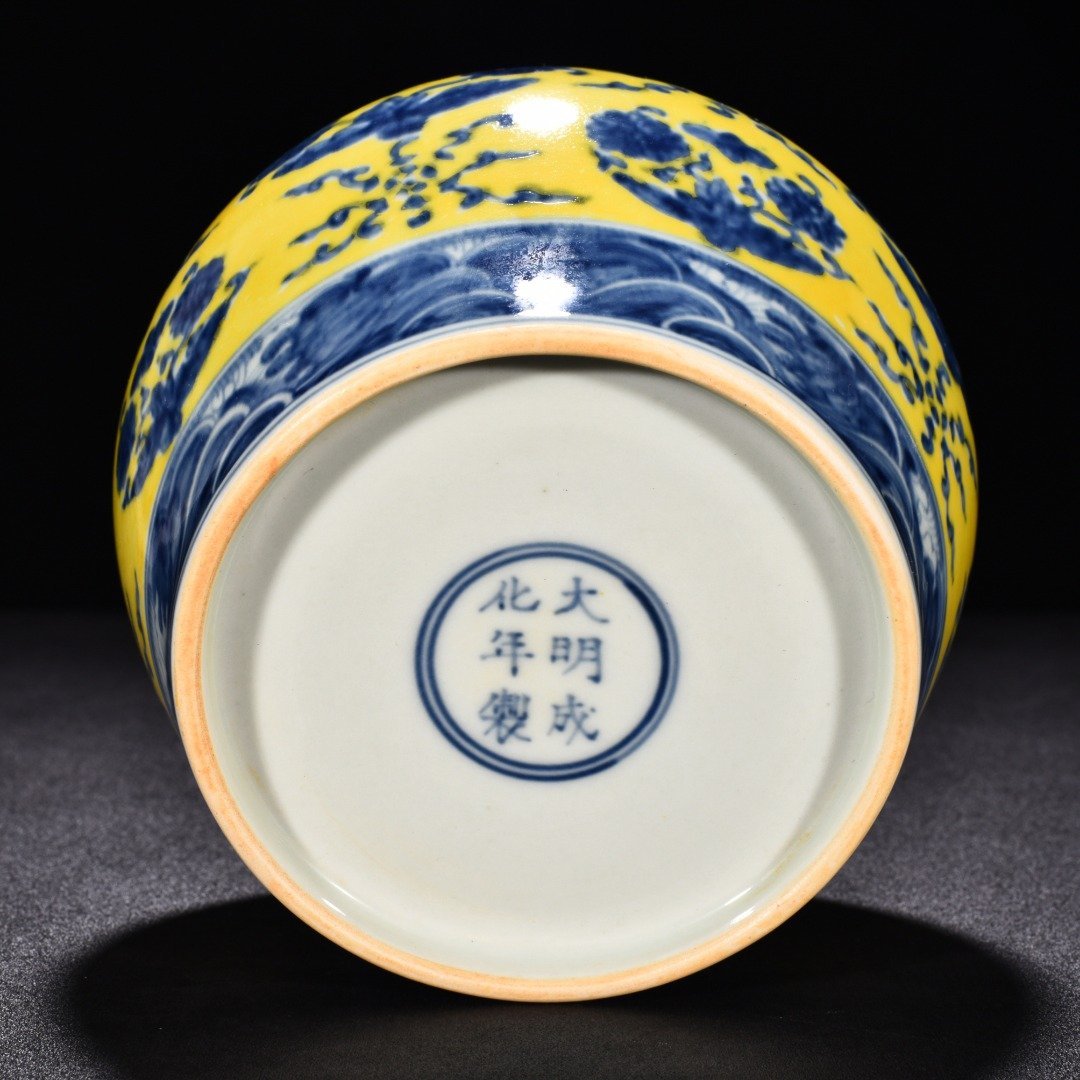 Ming Dynasty Chenghua blue and white delicate yellow glaze butterfly love flower lid jar