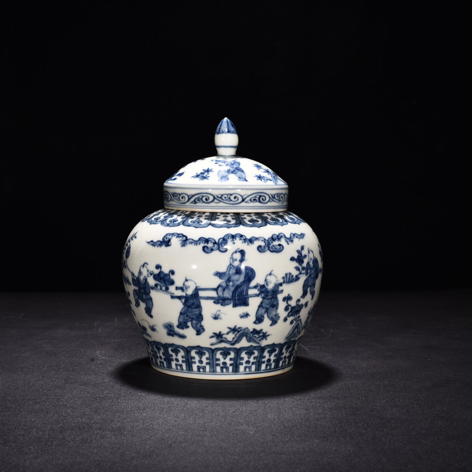 Ming Dynasty Chenghua blue and white baby playing lid jar