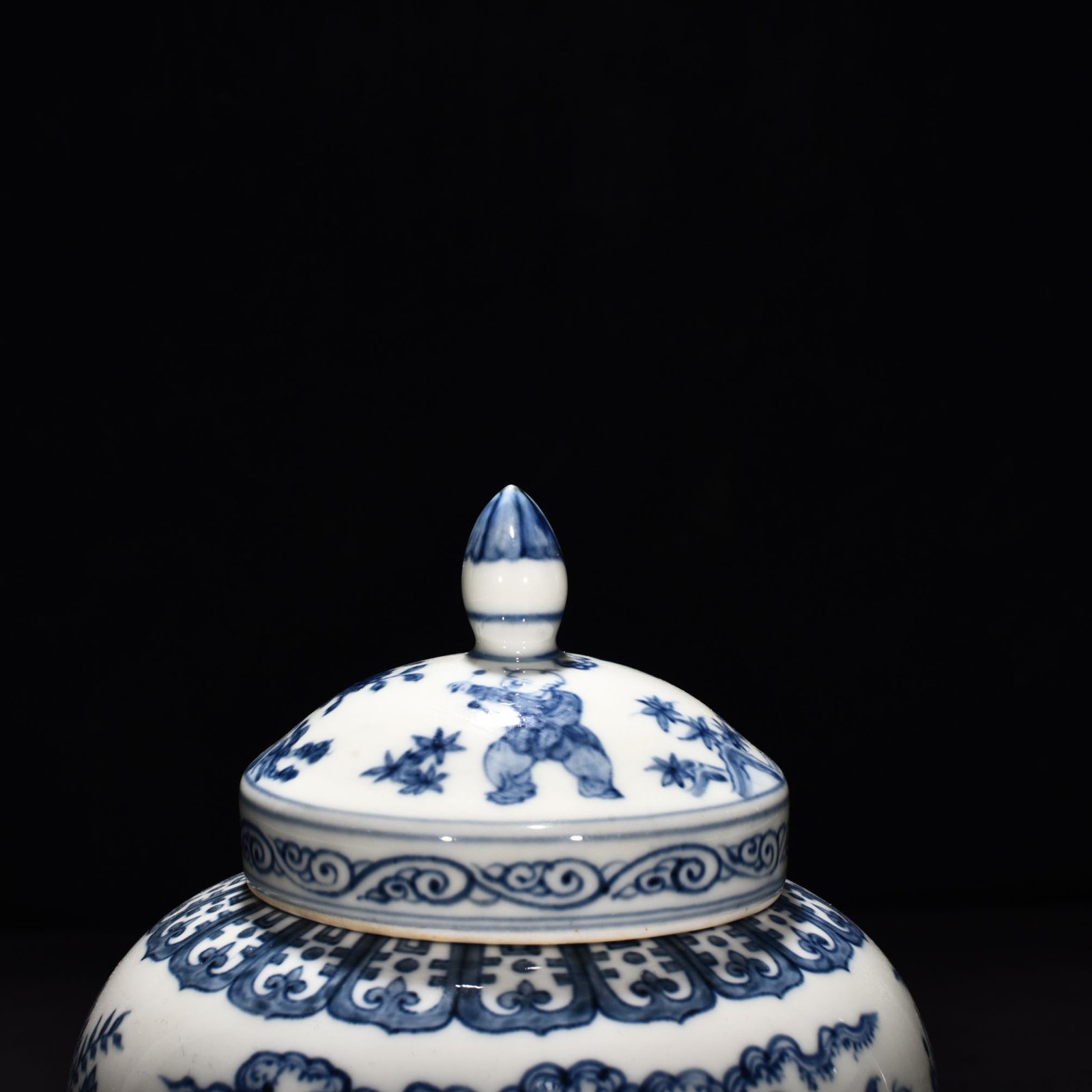 Ming Dynasty Chenghua blue and white baby playing lid jar