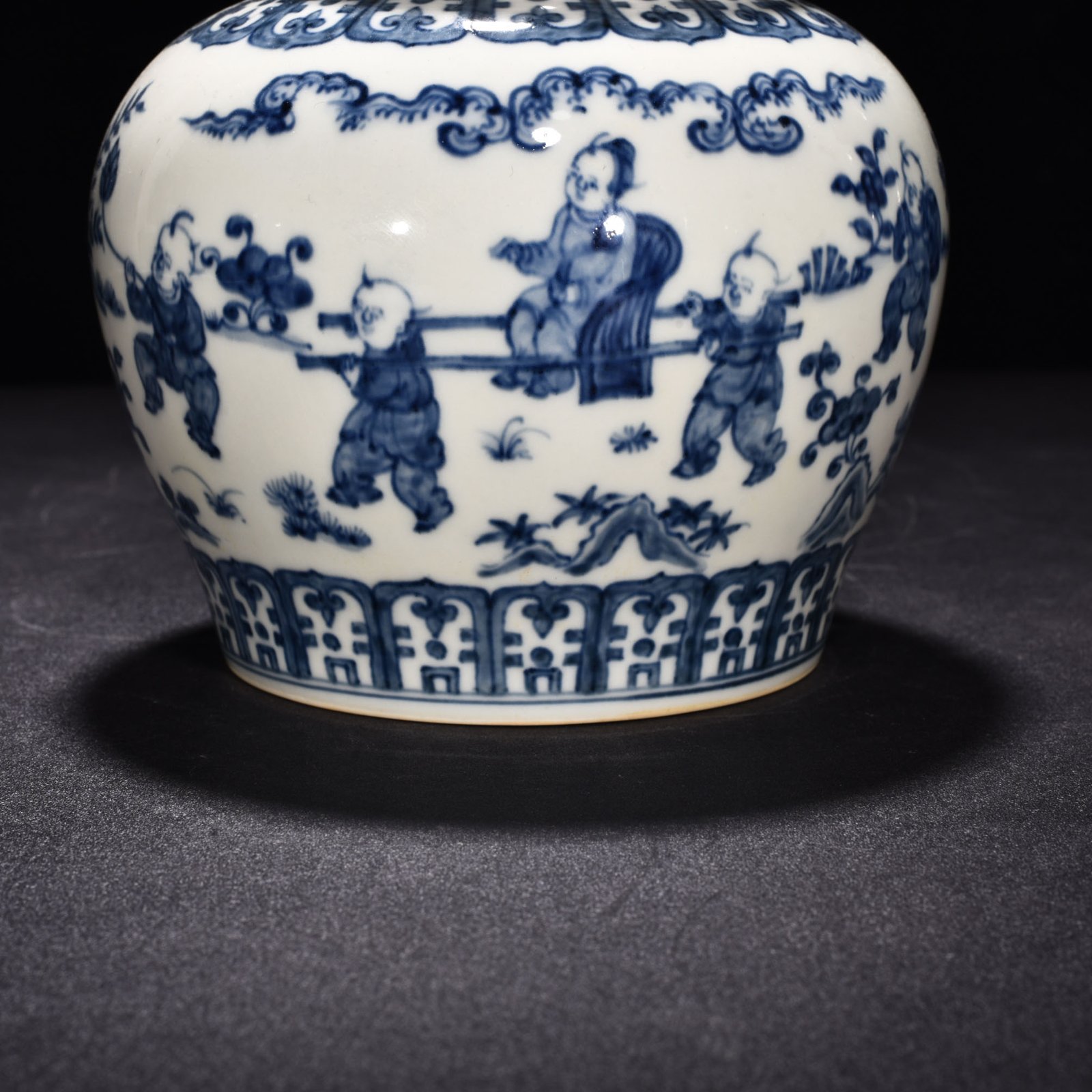 Ming Dynasty Chenghua blue and white baby playing lid jar