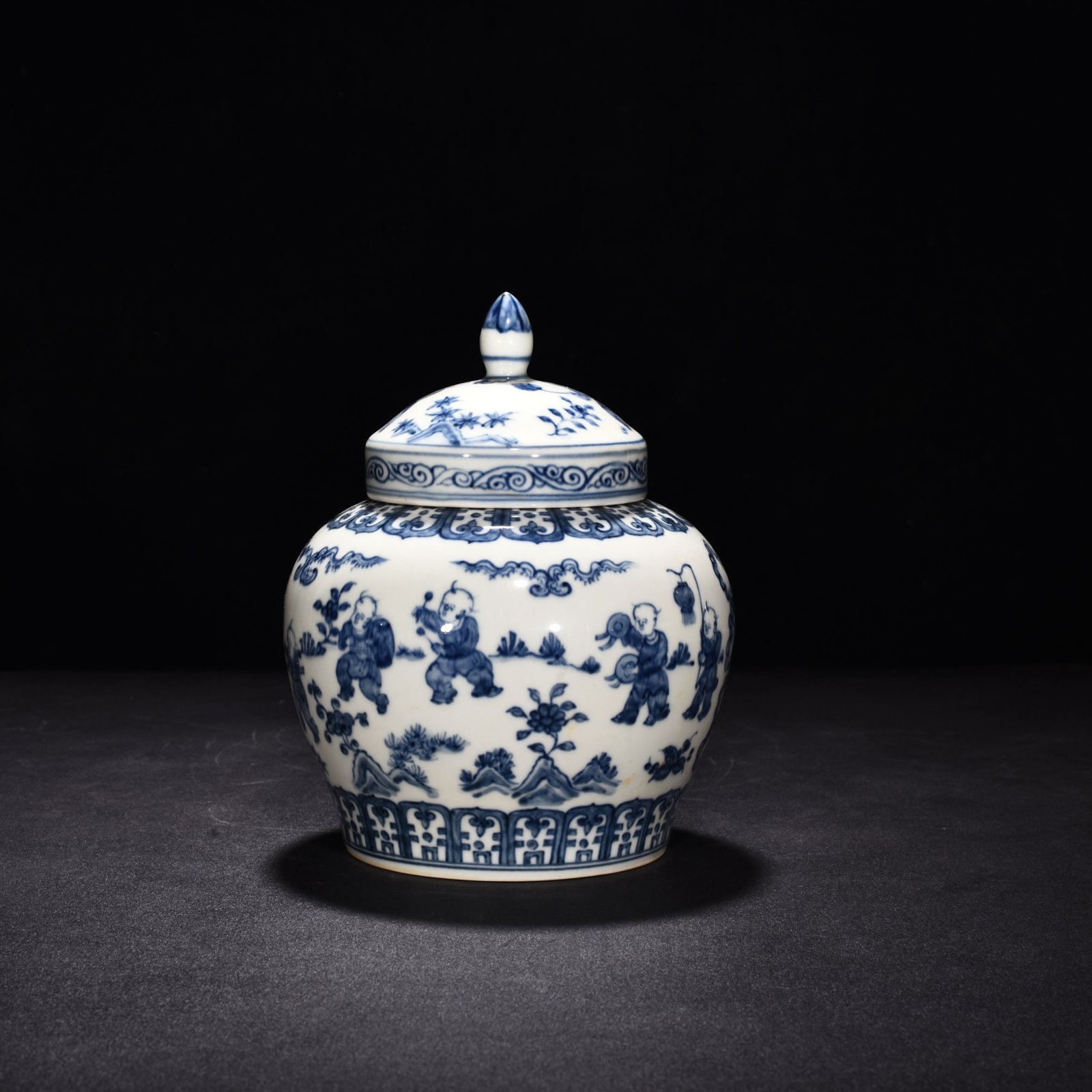 Ming Dynasty Chenghua blue and white baby playing lid jar