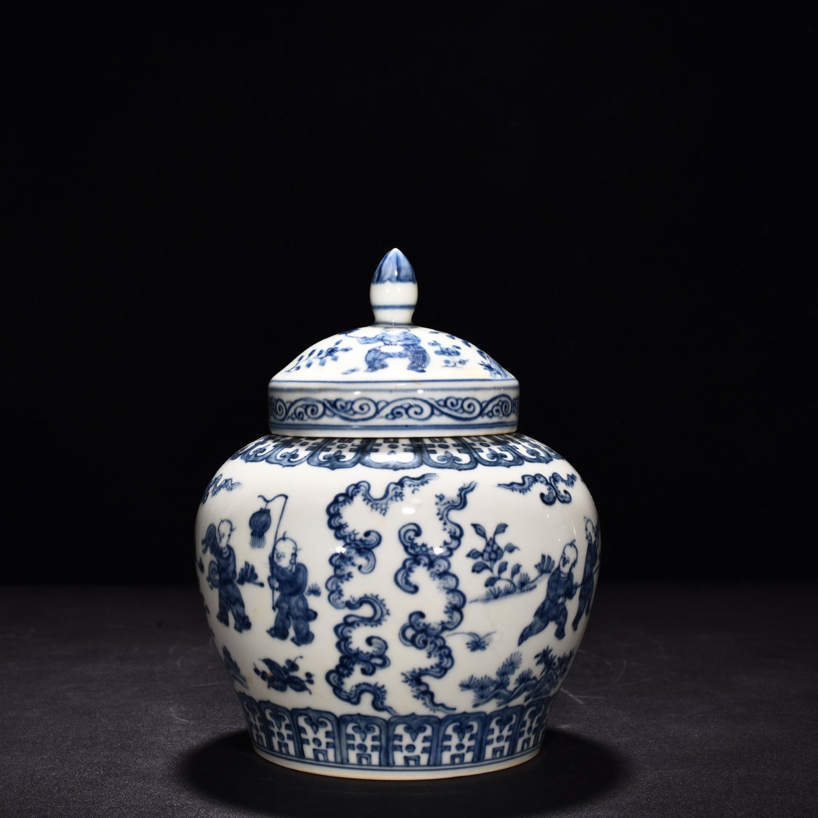 Ming Dynasty Chenghua blue and white baby playing lid jar