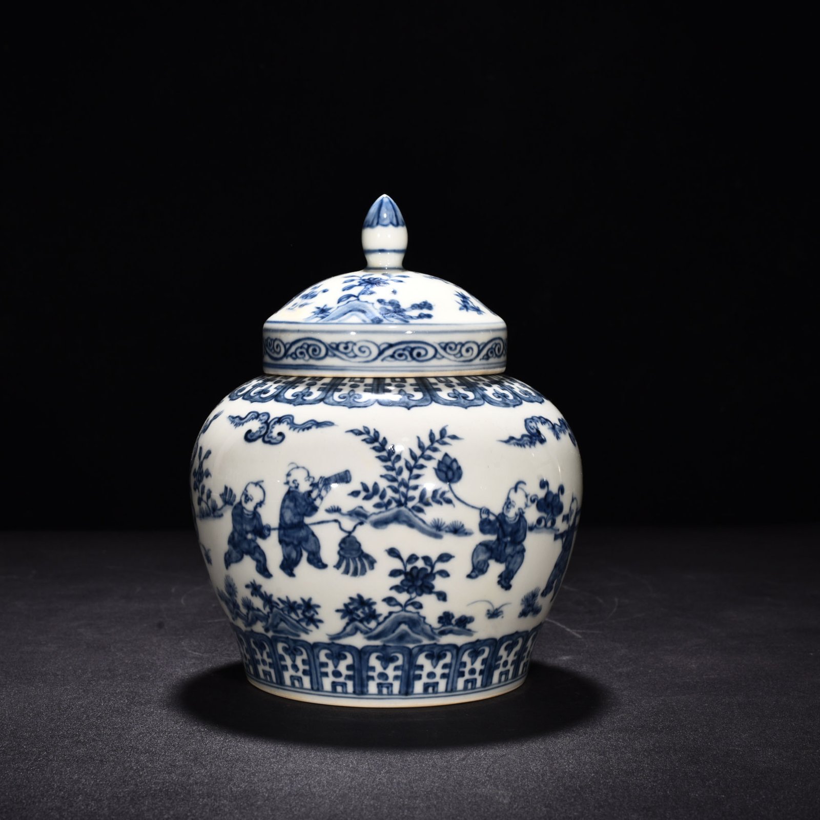 Ming Dynasty Chenghua blue and white baby playing lid jar