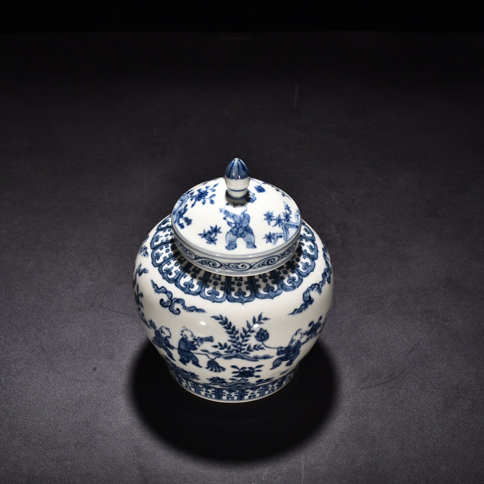 Ming Dynasty Chenghua blue and white baby playing lid jar