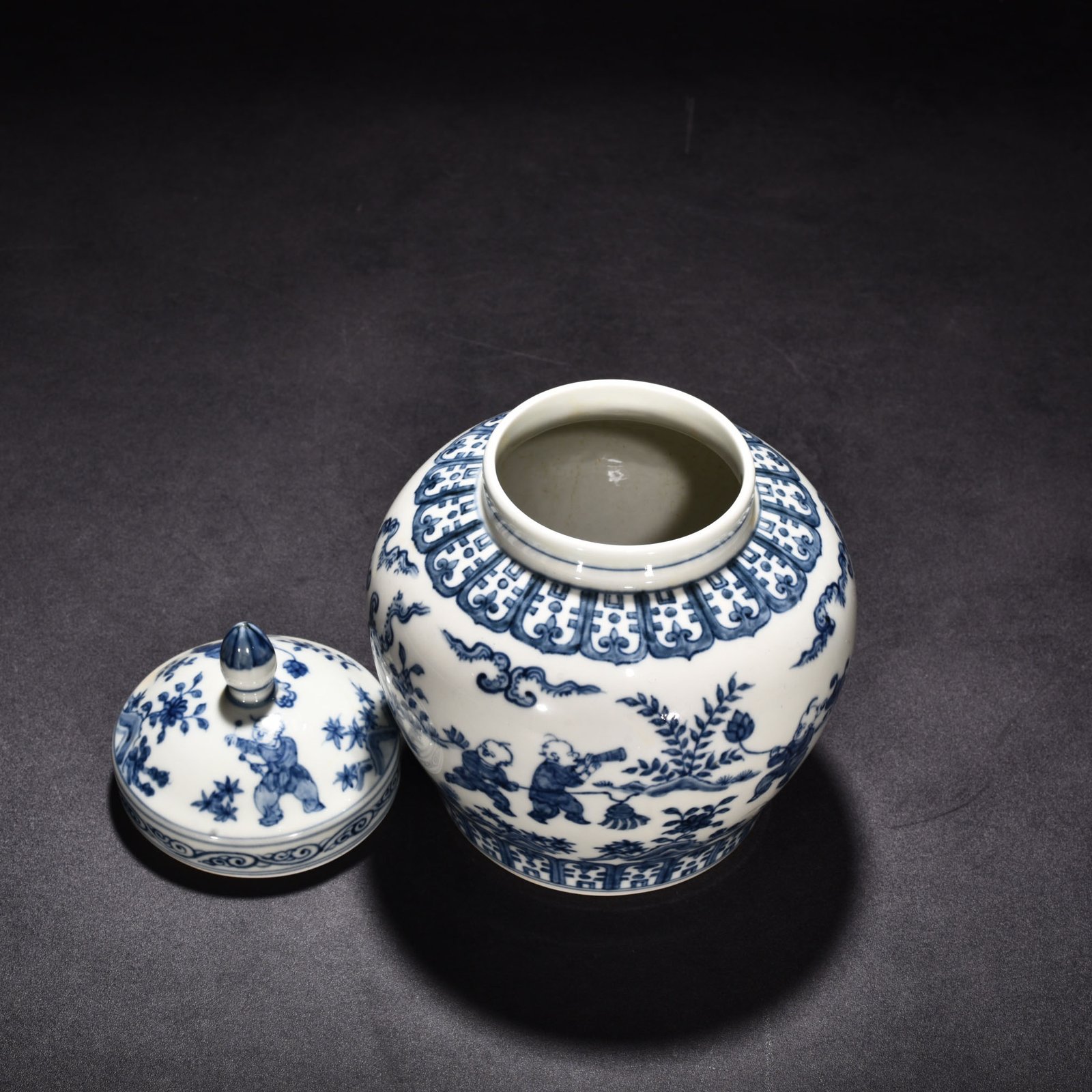 Ming Dynasty Chenghua blue and white baby playing lid jar