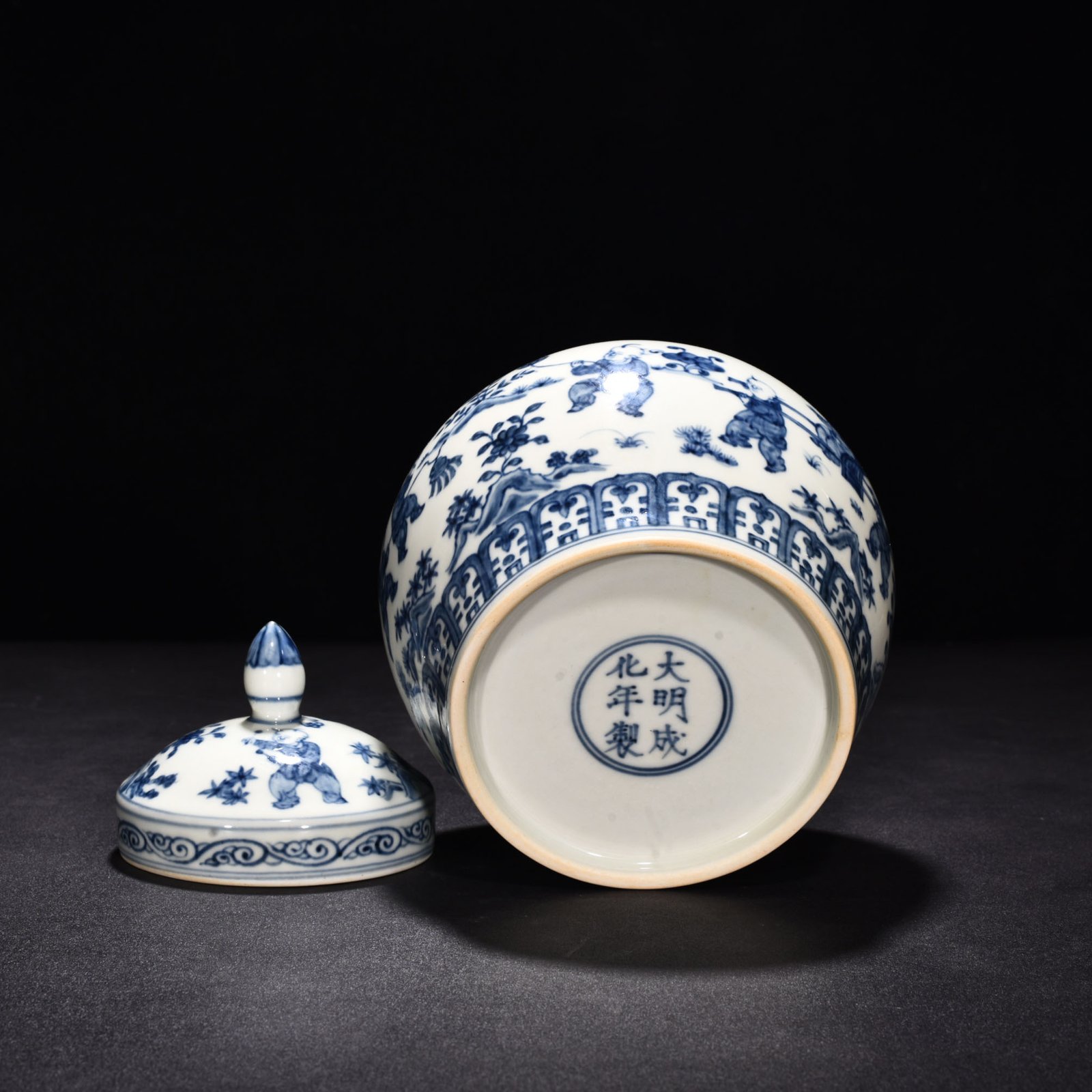 Ming Dynasty Chenghua blue and white baby playing lid jar