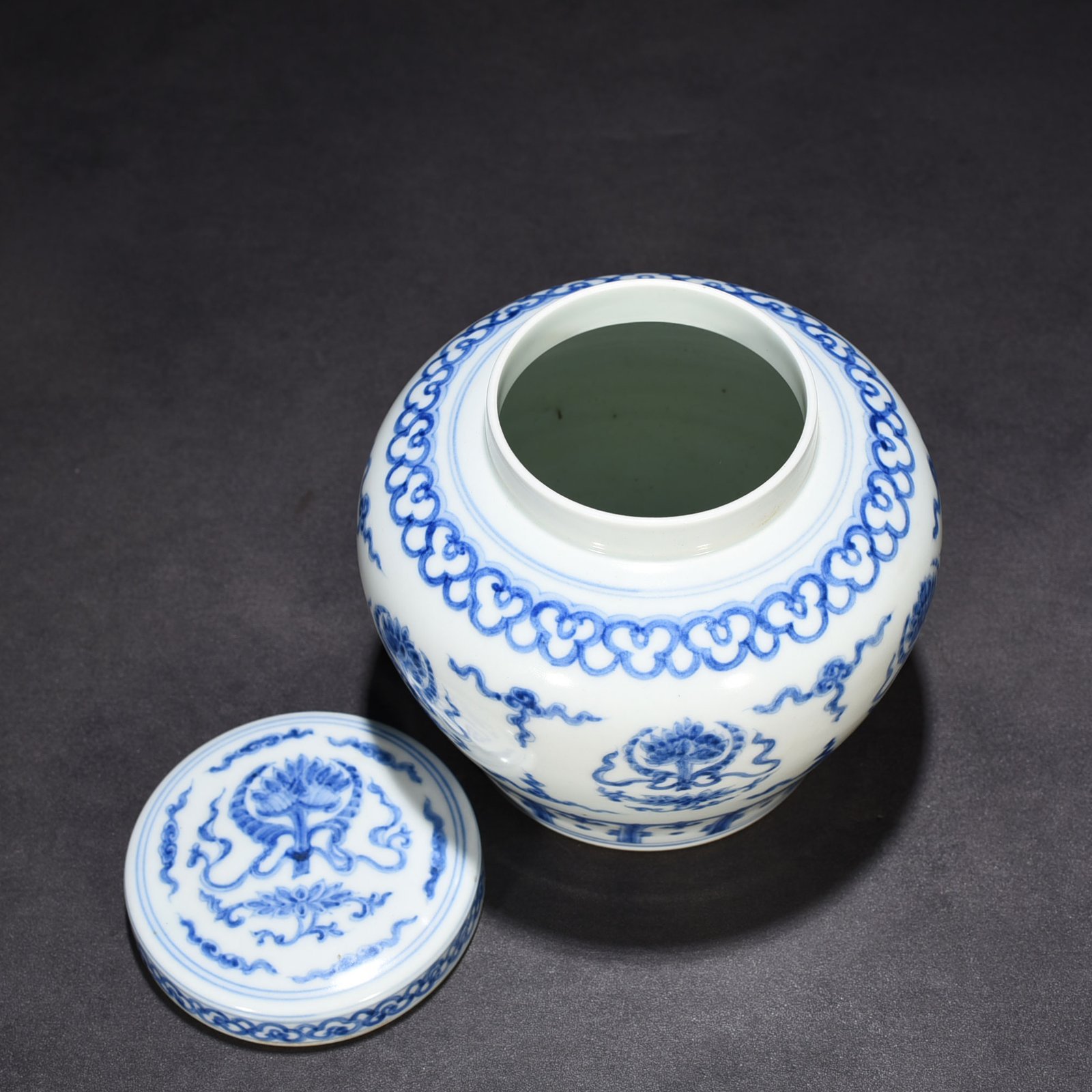 Ming Dynasty Chenghua blue and white Baoxiang Tianzi jar