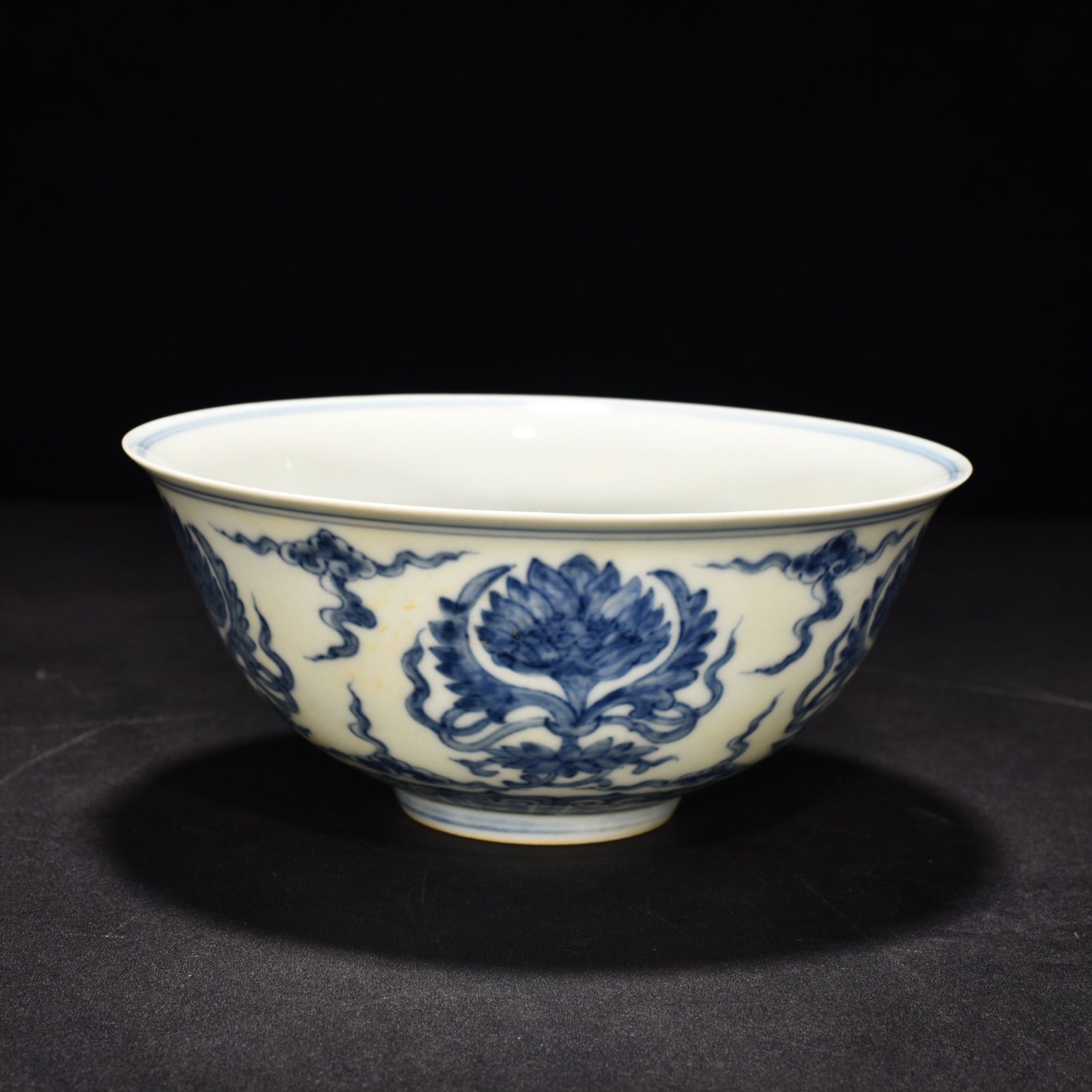 Ming Dynasty Chenghua blue and white elephant and flower palace bowl