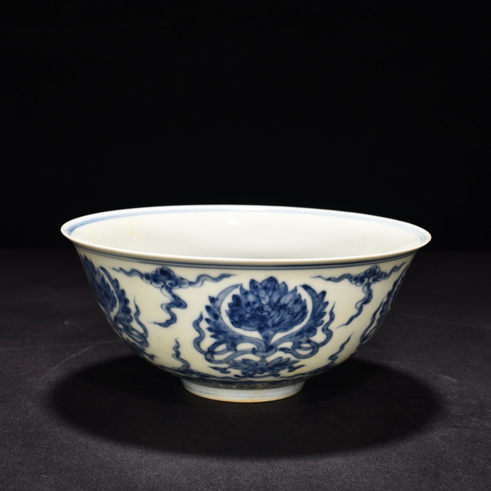 Ming Dynasty Chenghua blue and white elephant and flower palace bowl