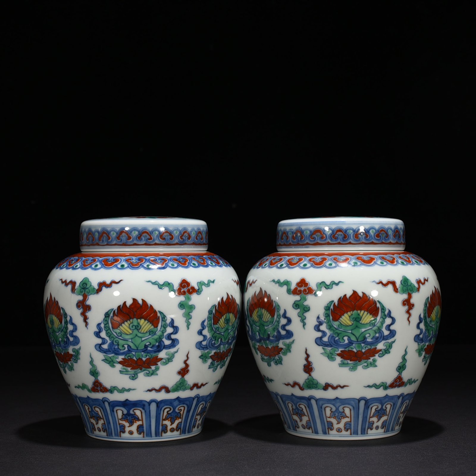 Ming Dynasty Chenghua blue and white Doucai Baoxiang lid jar