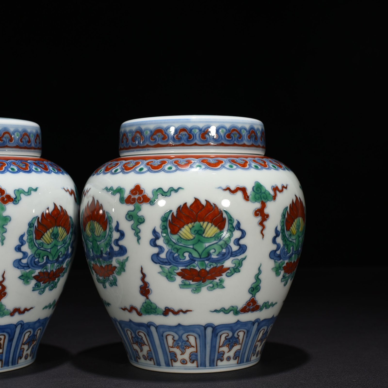 Ming Dynasty Chenghua blue and white Doucai Baoxiang lid jar
