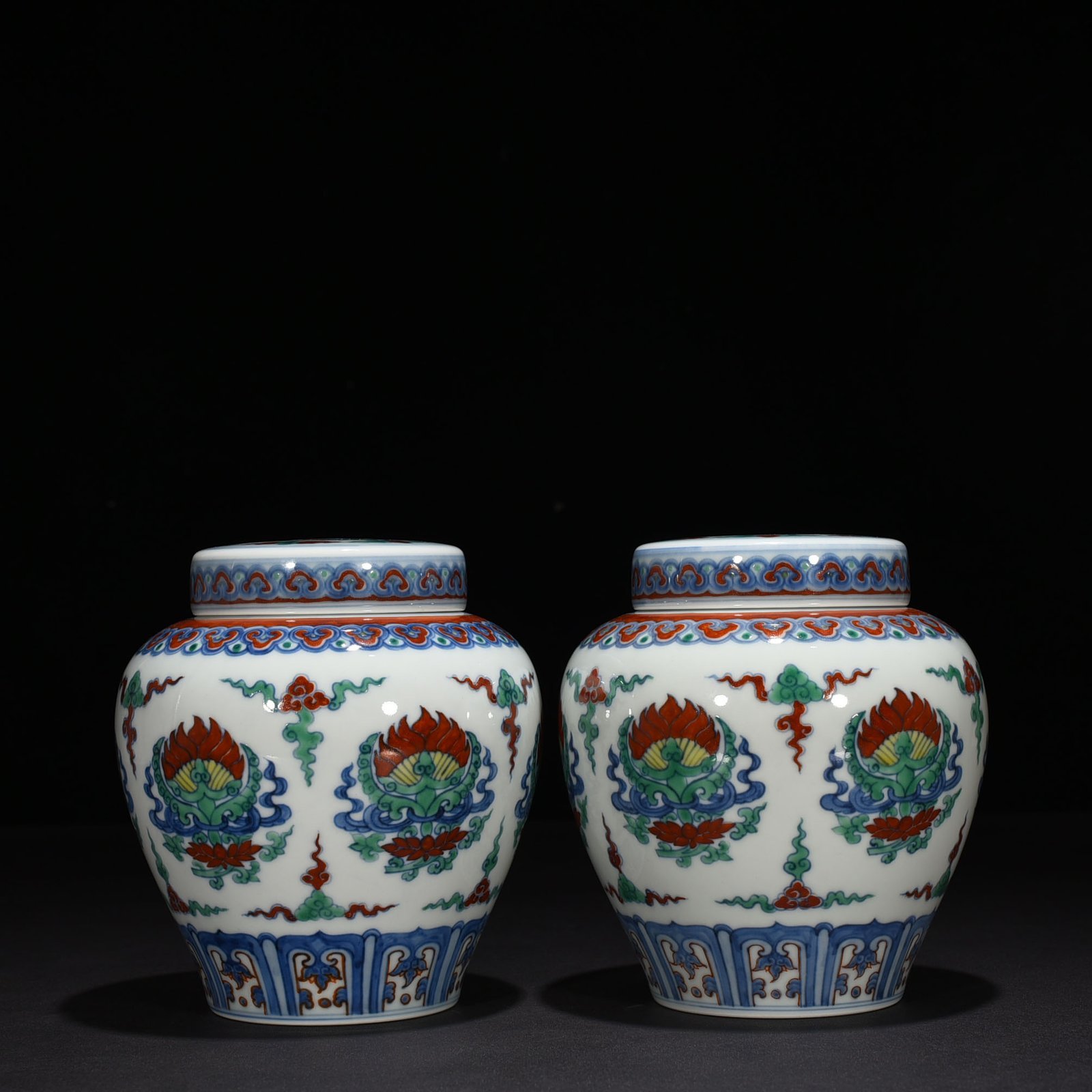Ming Dynasty Chenghua blue and white Doucai Baoxiang lid jar