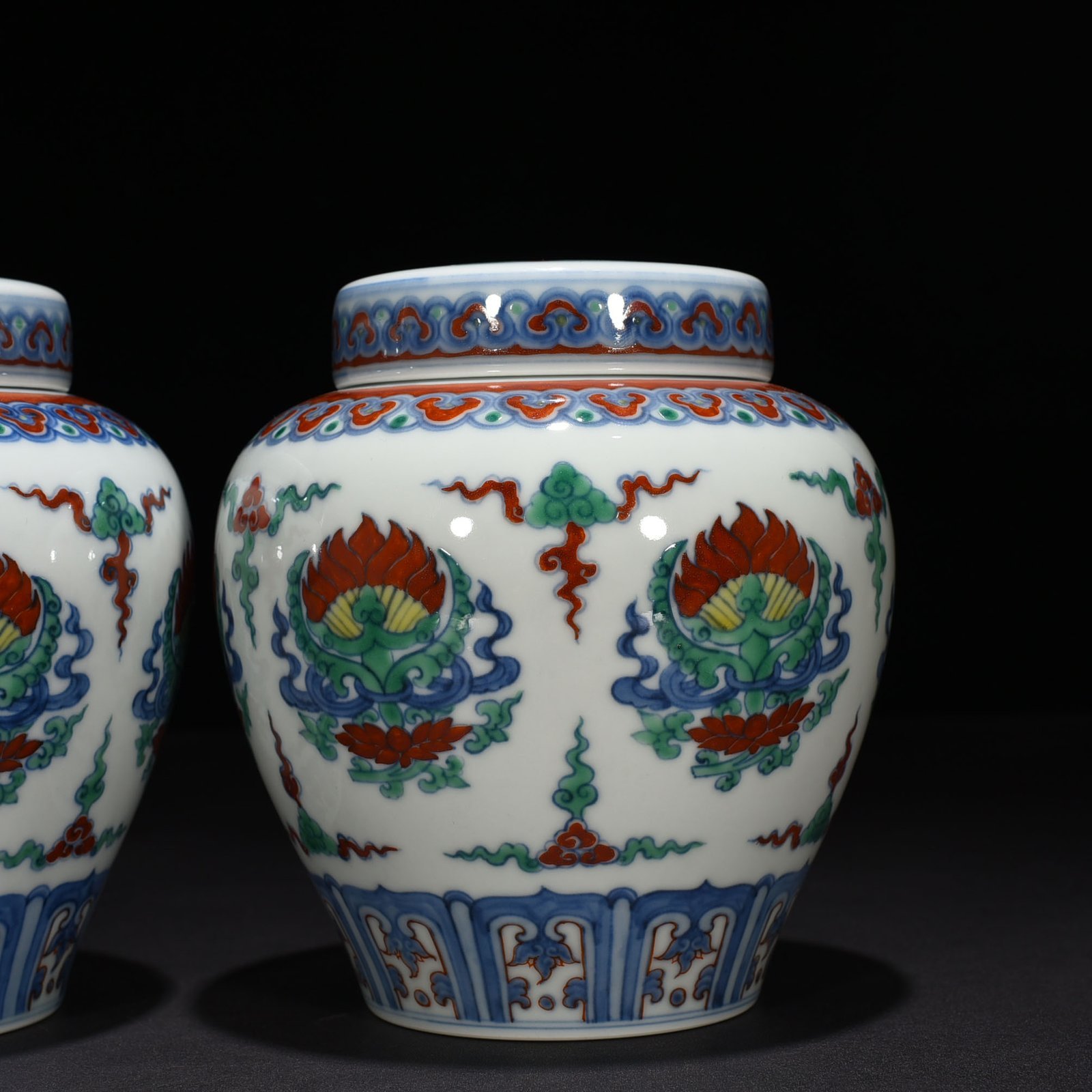 Ming Dynasty Chenghua blue and white Doucai Baoxiang lid jar