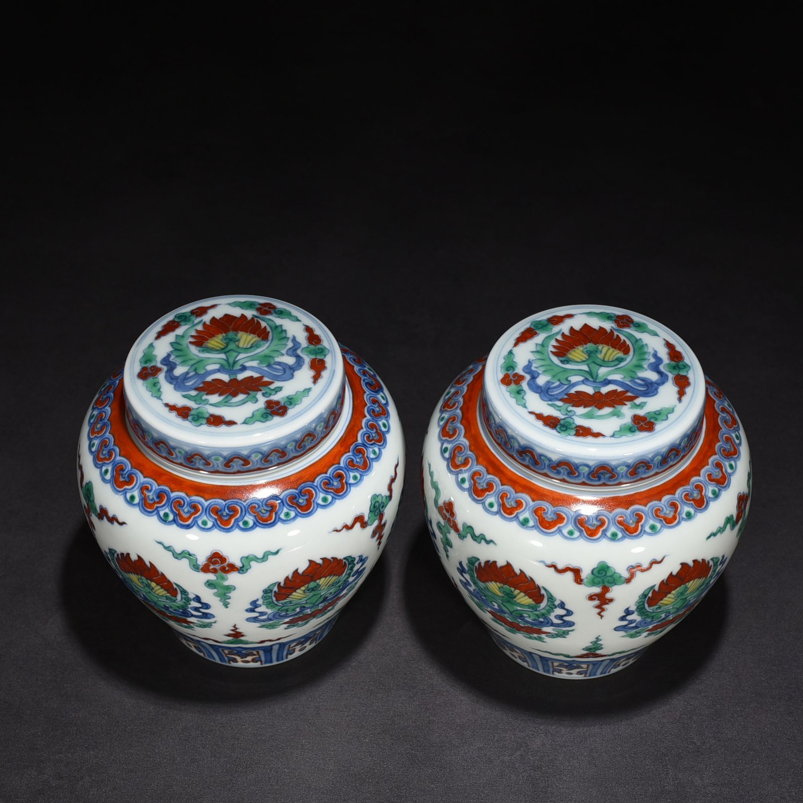 Ming Dynasty Chenghua blue and white Doucai Baoxiang lid jar