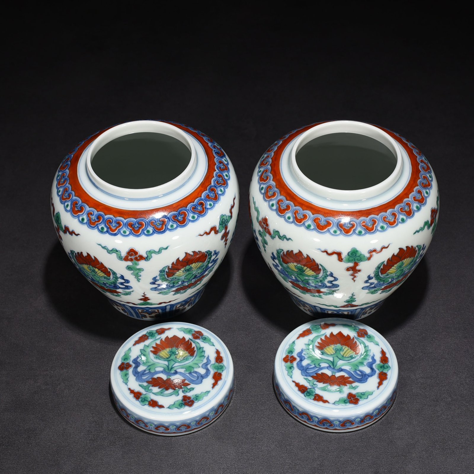 Ming Dynasty Chenghua blue and white Doucai Baoxiang lid jar