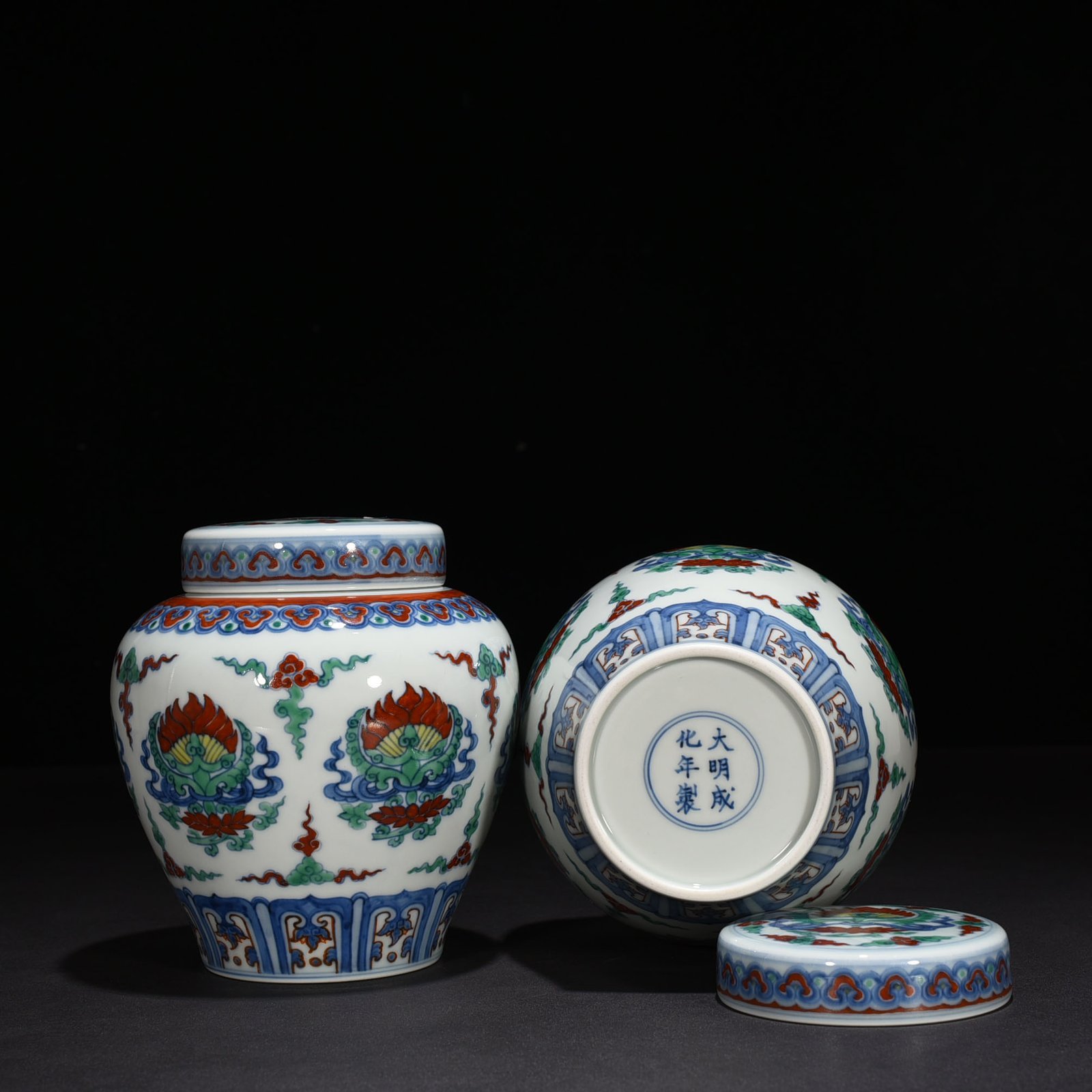 Ming Dynasty Chenghua blue and white Doucai Baoxiang lid jar