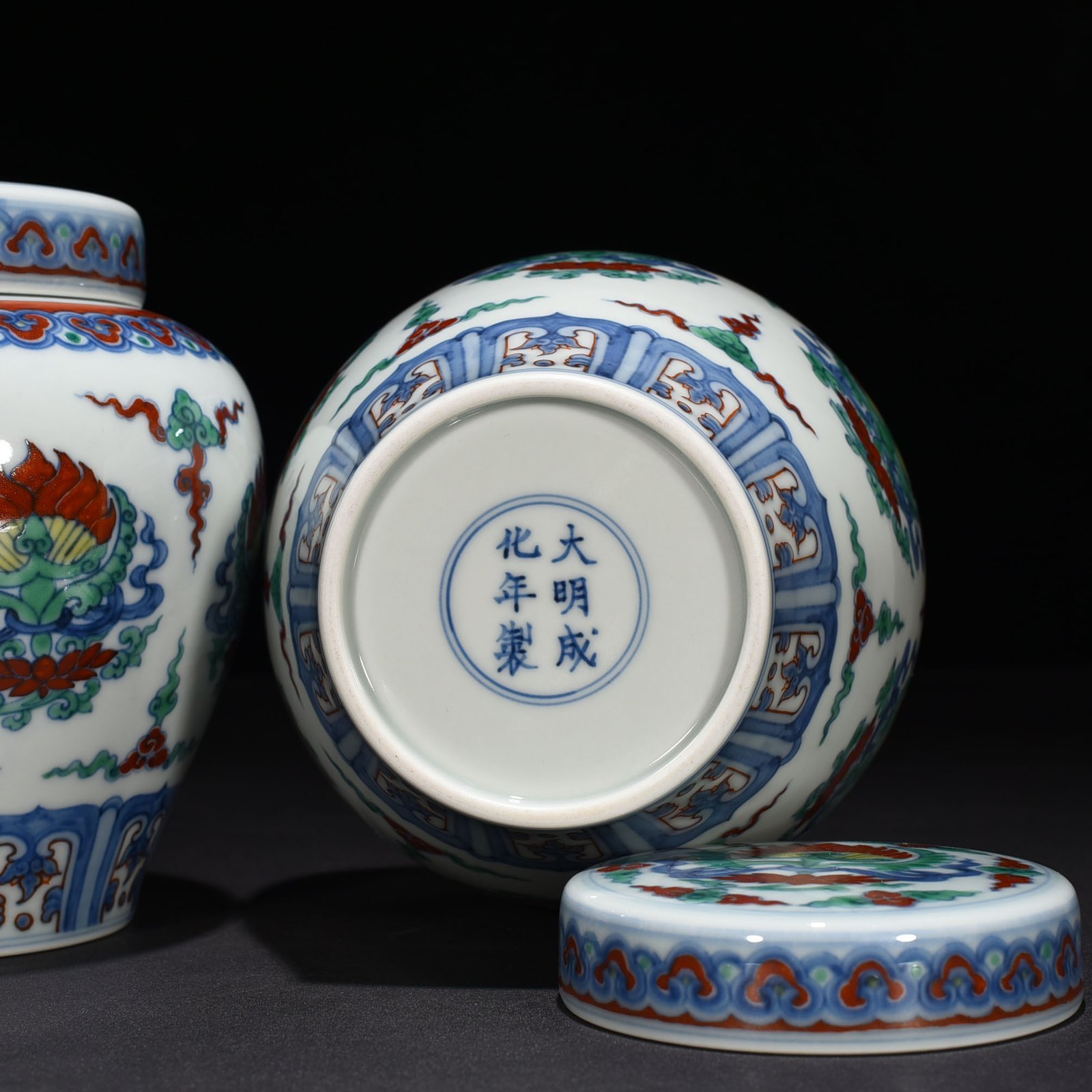 Ming Dynasty Chenghua blue and white Doucai Baoxiang lid jar