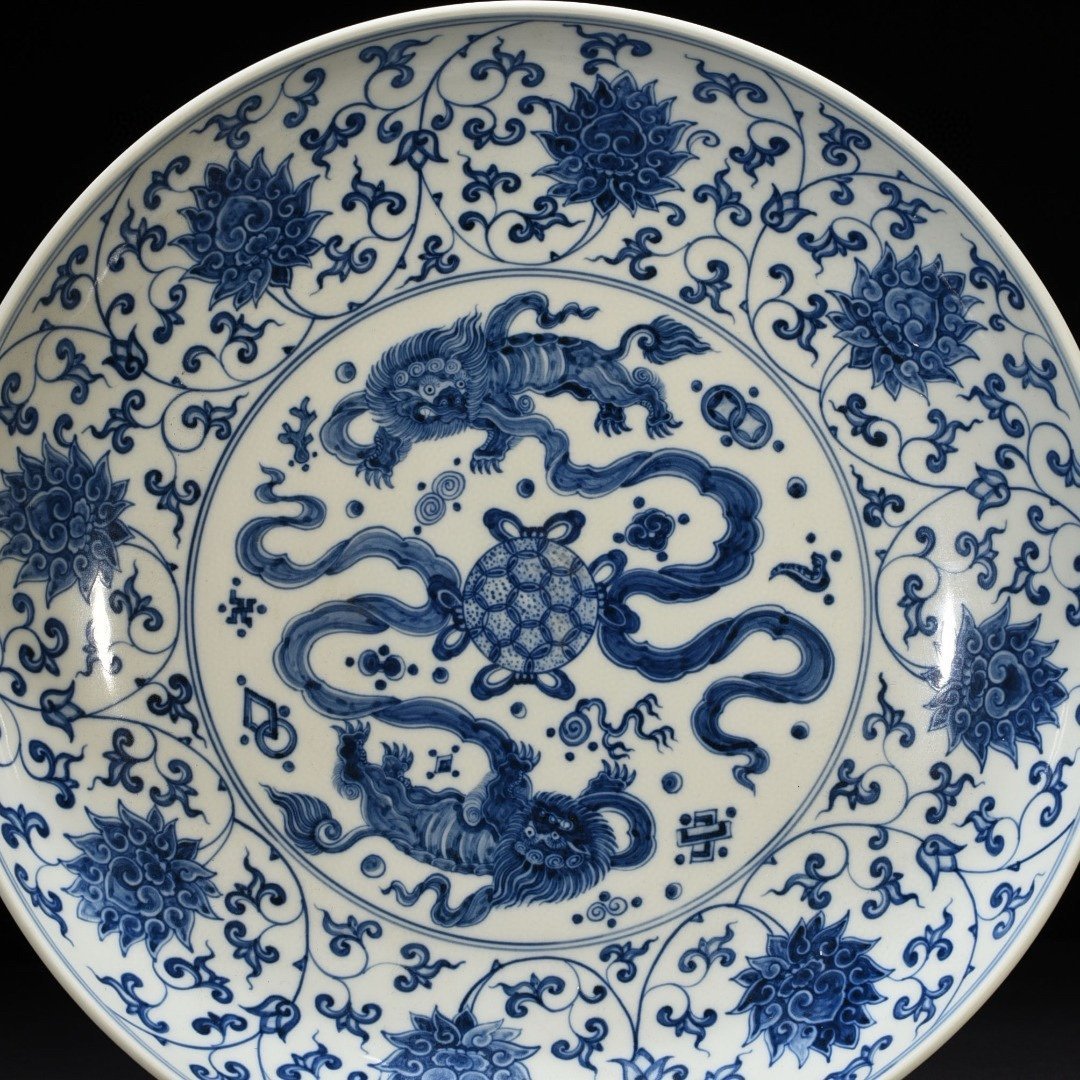 Ming Dynasty Chenghua blue and white lion rolling hydrangea dish