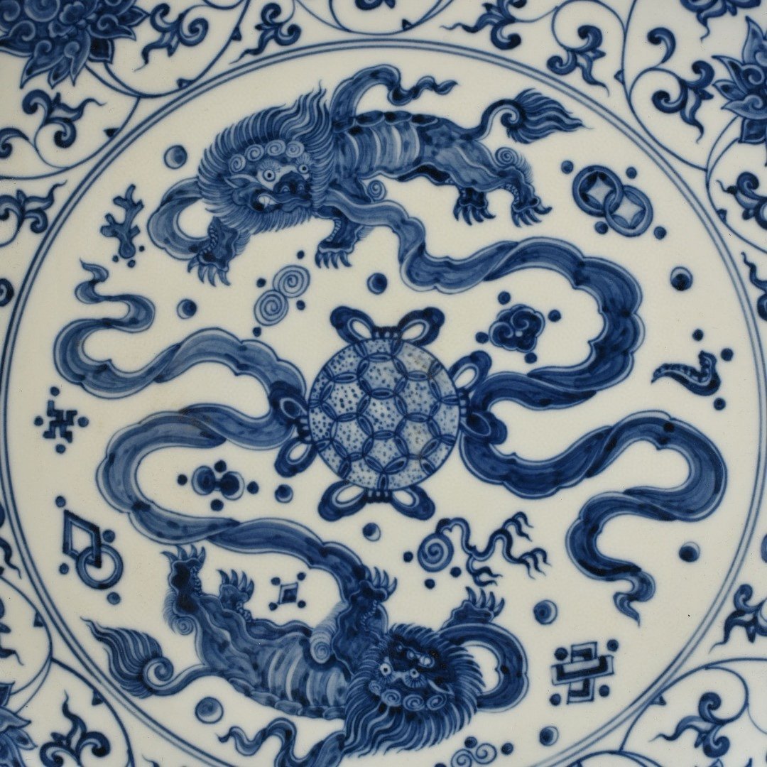 Ming Dynasty Chenghua blue and white lion rolling hydrangea dish