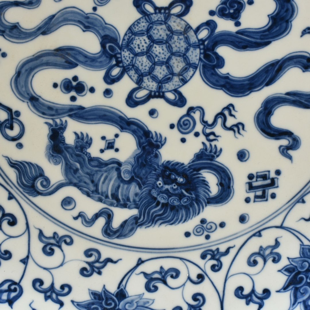 Ming Dynasty Chenghua blue and white lion rolling hydrangea dish