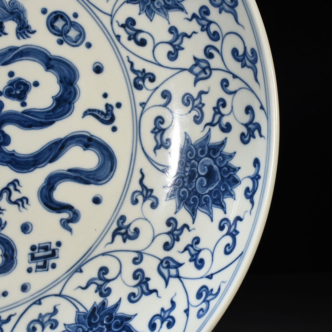 Ming Dynasty Chenghua blue and white lion rolling hydrangea dish
