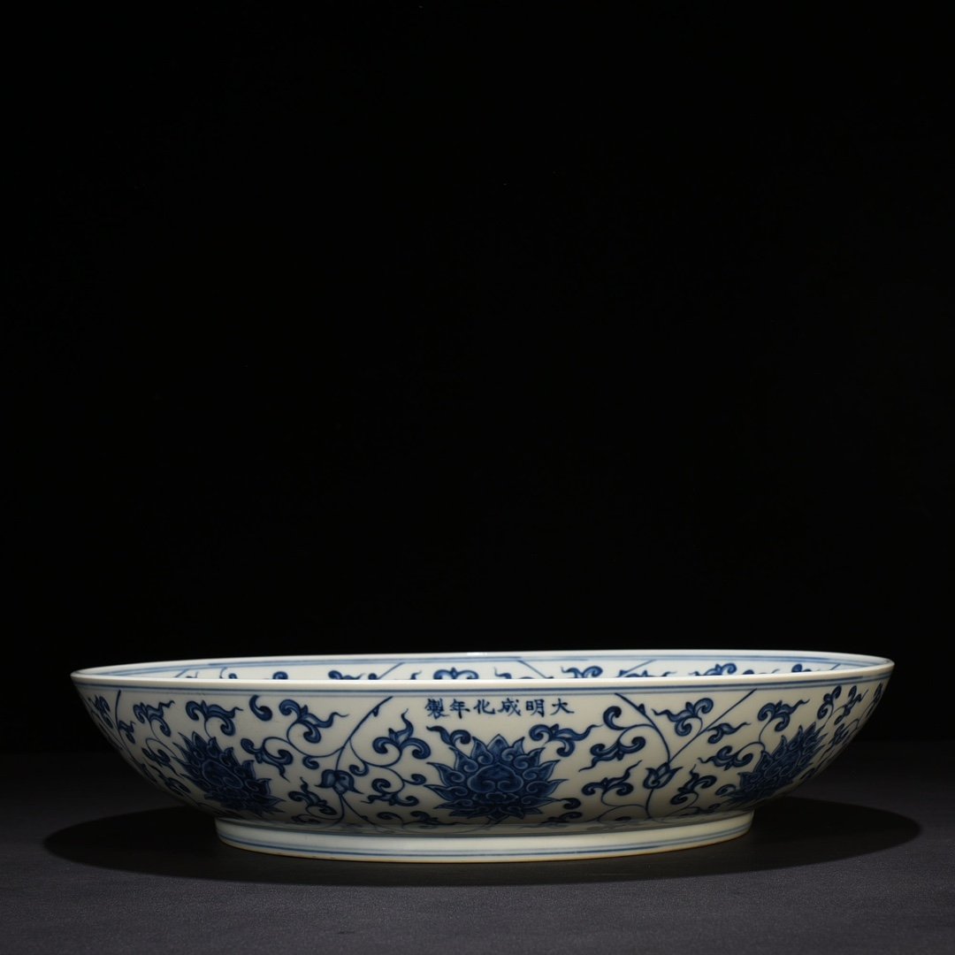 Ming Dynasty Chenghua blue and white lion rolling hydrangea dish