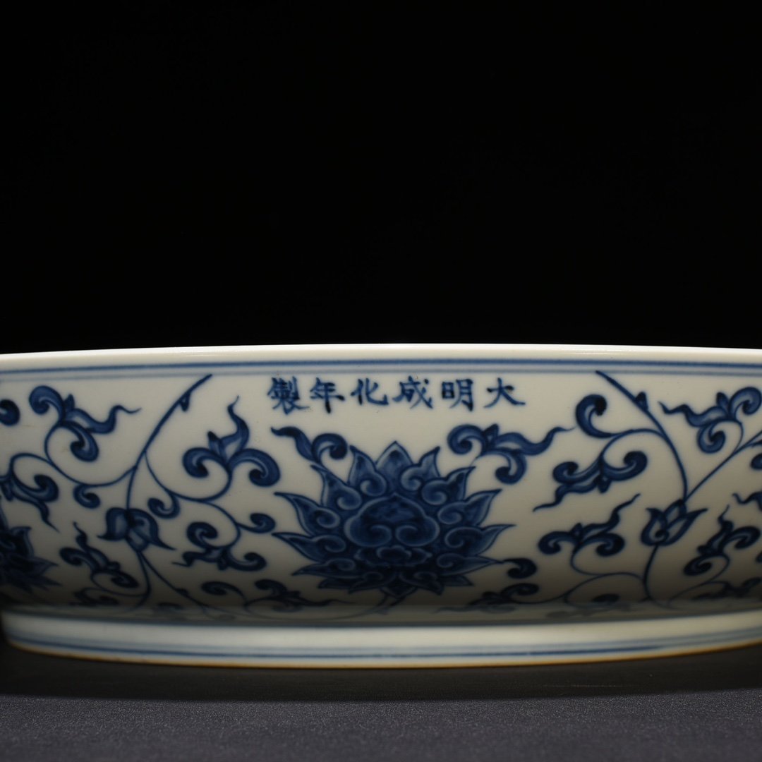 Ming Dynasty Chenghua blue and white lion rolling hydrangea dish