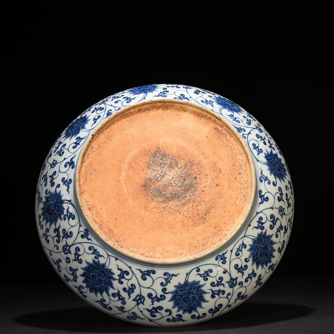 Ming Dynasty Chenghua blue and white lion rolling hydrangea dish