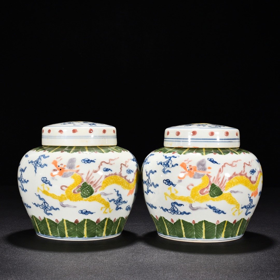 Ming Dynasty Chenghua blue and white enamel jar with colorful pterodactyl