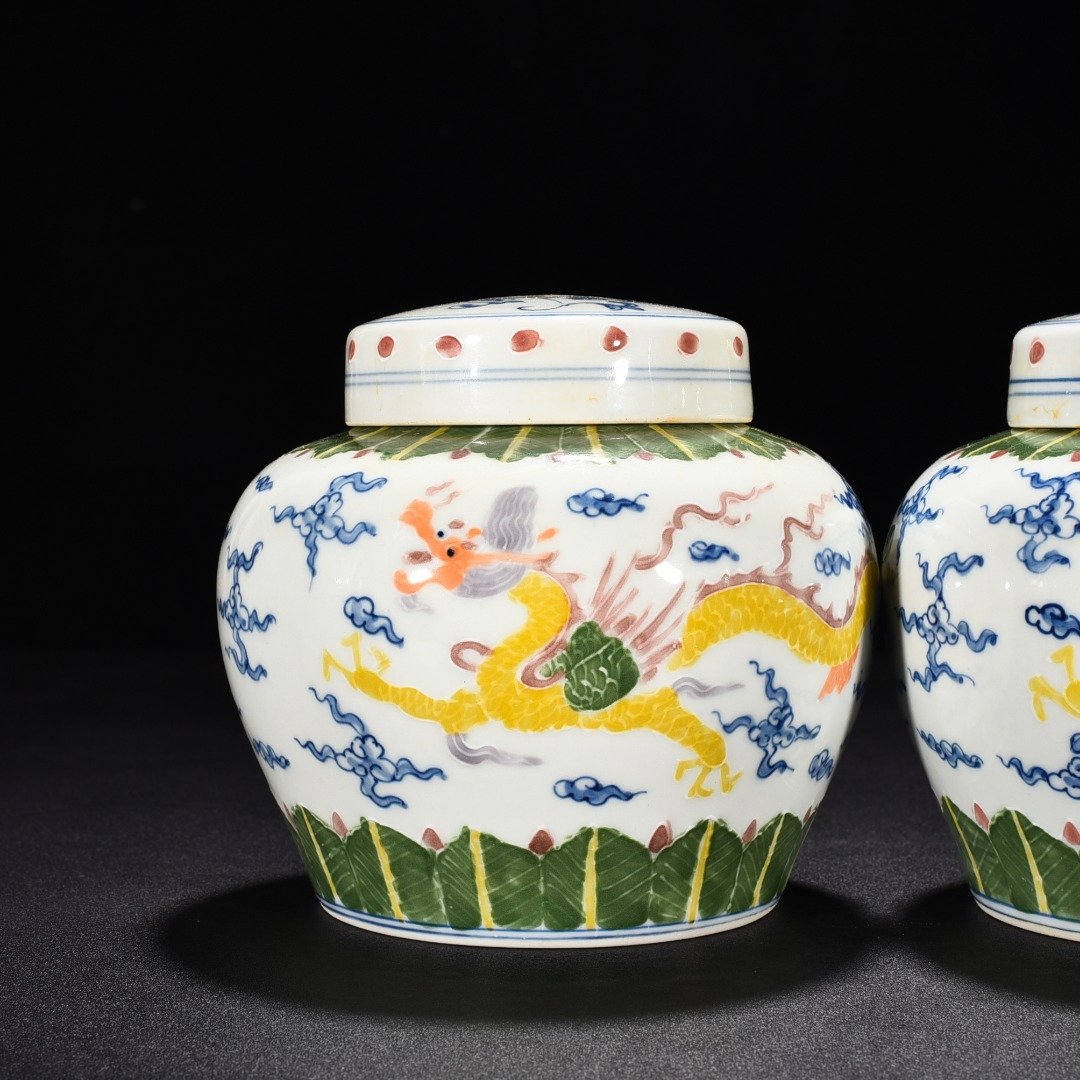 Ming Dynasty Chenghua blue and white enamel jar with colorful pterodactyl