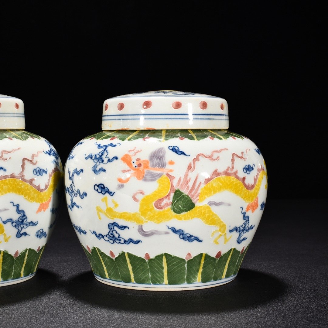 Ming Dynasty Chenghua blue and white enamel jar with colorful pterodactyl