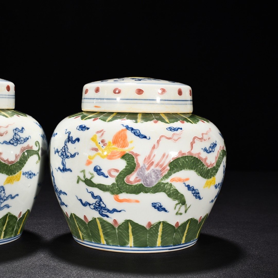 Ming Dynasty Chenghua blue and white enamel jar with colorful pterodactyl