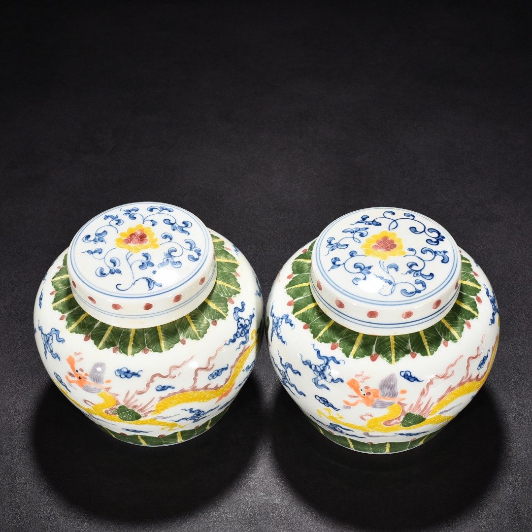 Ming Dynasty Chenghua blue and white enamel jar with colorful pterodactyl