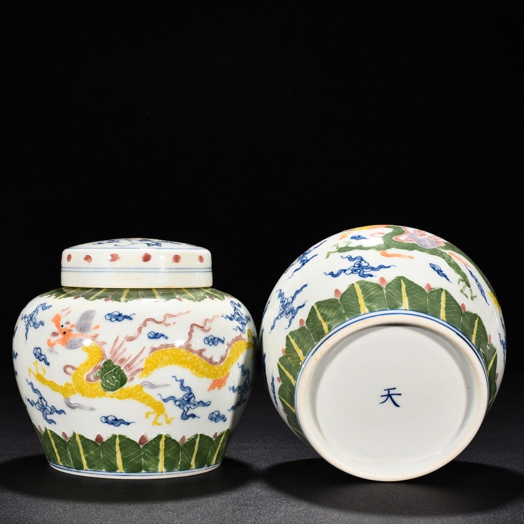 Ming Dynasty Chenghua blue and white enamel jar with colorful pterodactyl