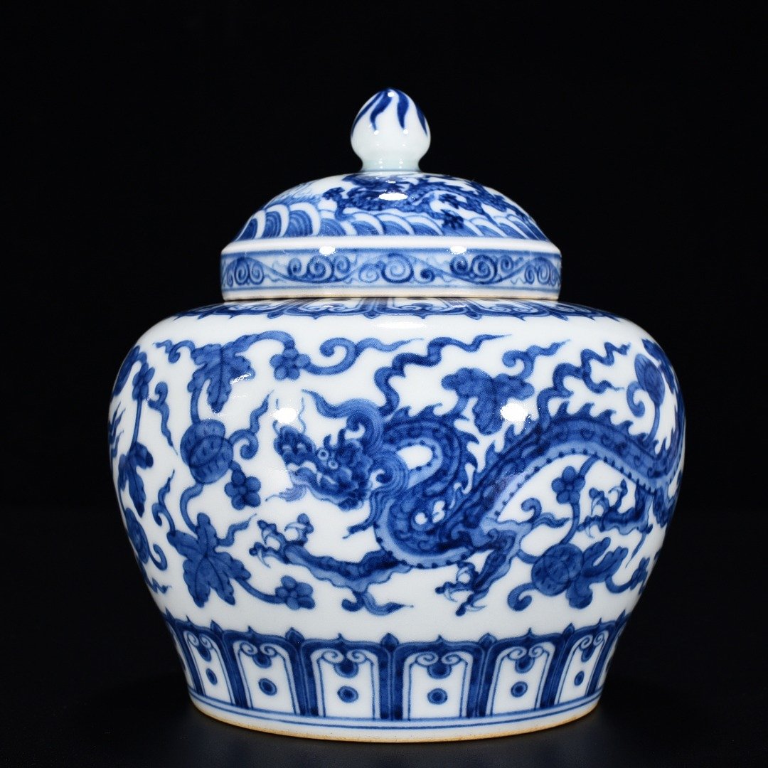 Ming Dynasty Chenghua blue and white melon and fruit dragon lid jar