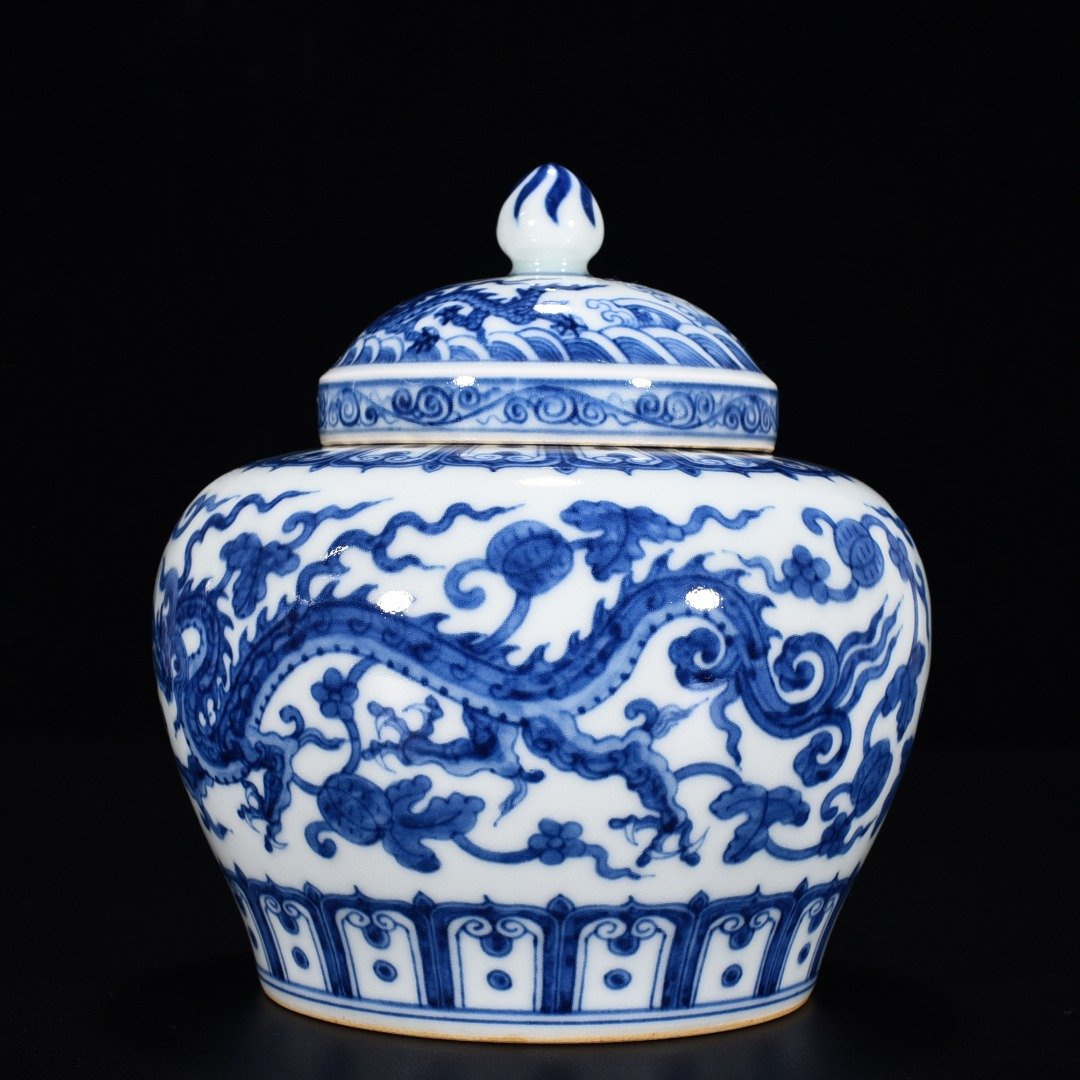 Ming Dynasty Chenghua blue and white melon and fruit dragon lid jar