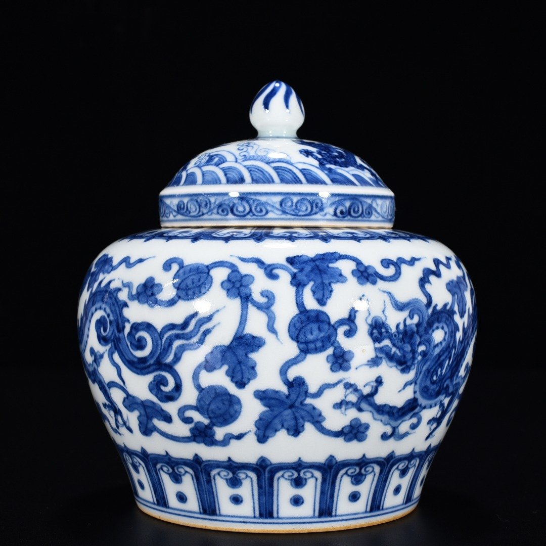 Ming Dynasty Chenghua blue and white melon and fruit dragon lid jar