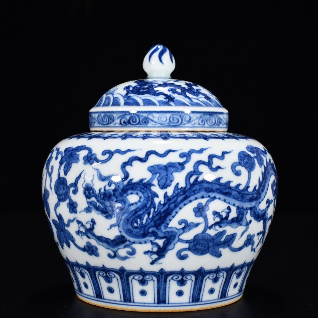 Ming Dynasty Chenghua blue and white melon and fruit dragon lid jar