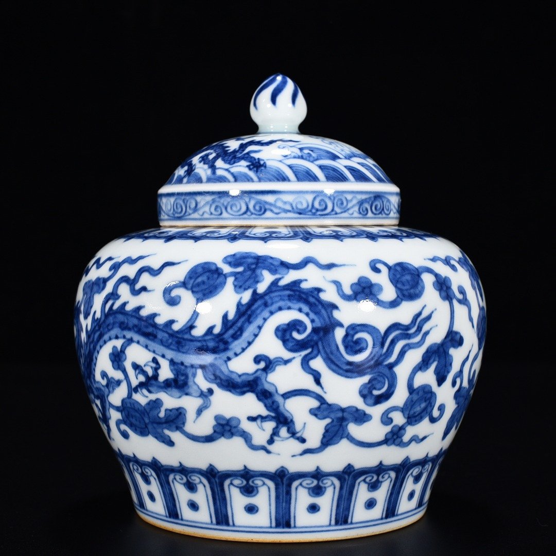 Ming Dynasty Chenghua blue and white melon and fruit dragon lid jar