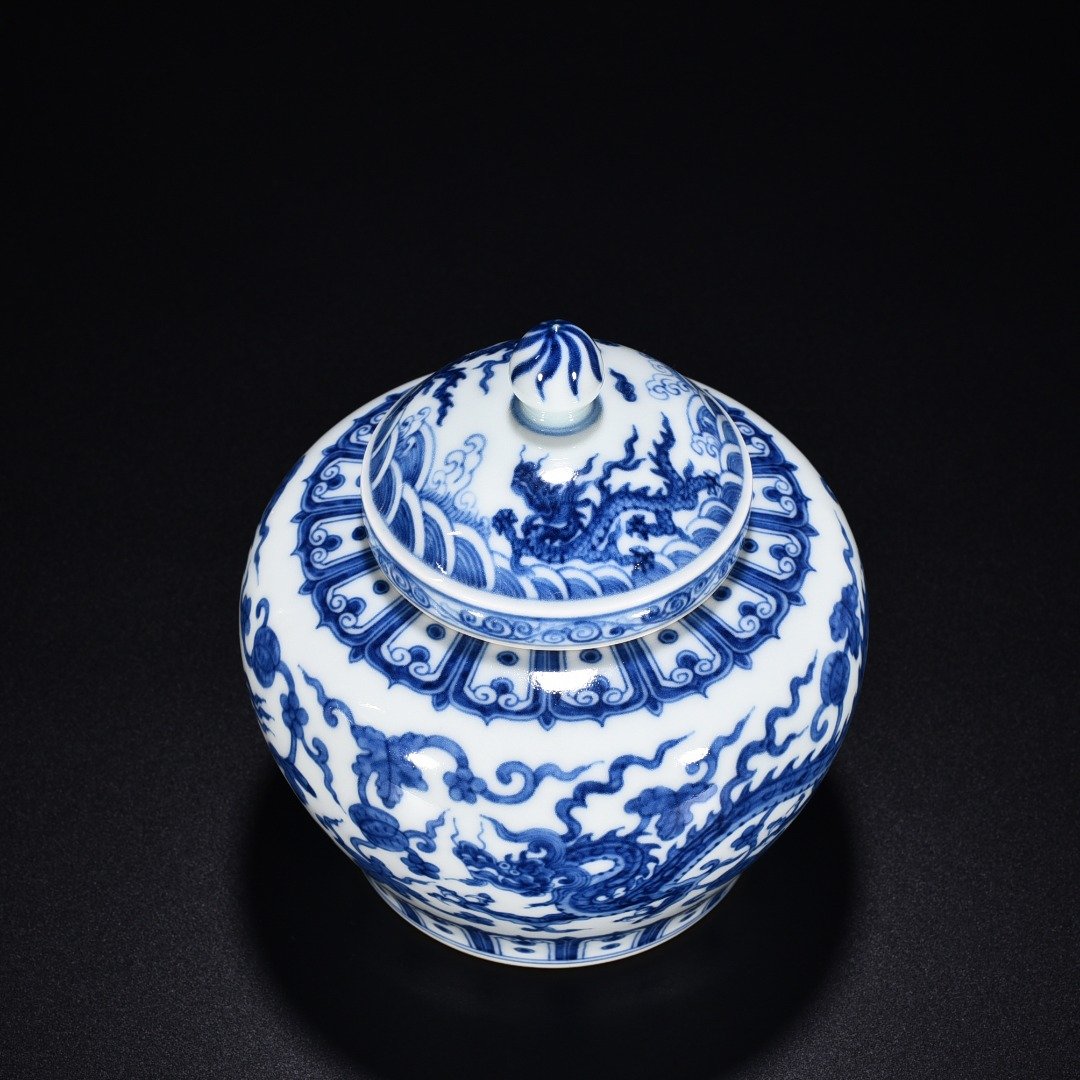 Ming Dynasty Chenghua blue and white melon and fruit dragon lid jar