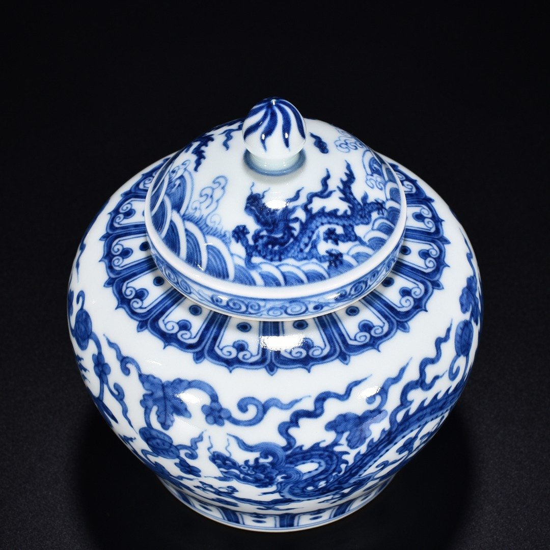 Ming Dynasty Chenghua blue and white melon and fruit dragon lid jar