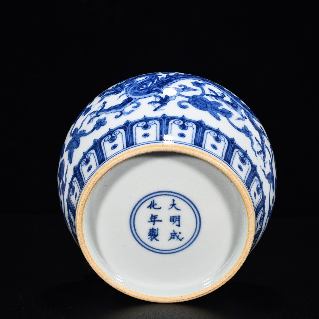 Ming Dynasty Chenghua blue and white melon and fruit dragon lid jar
