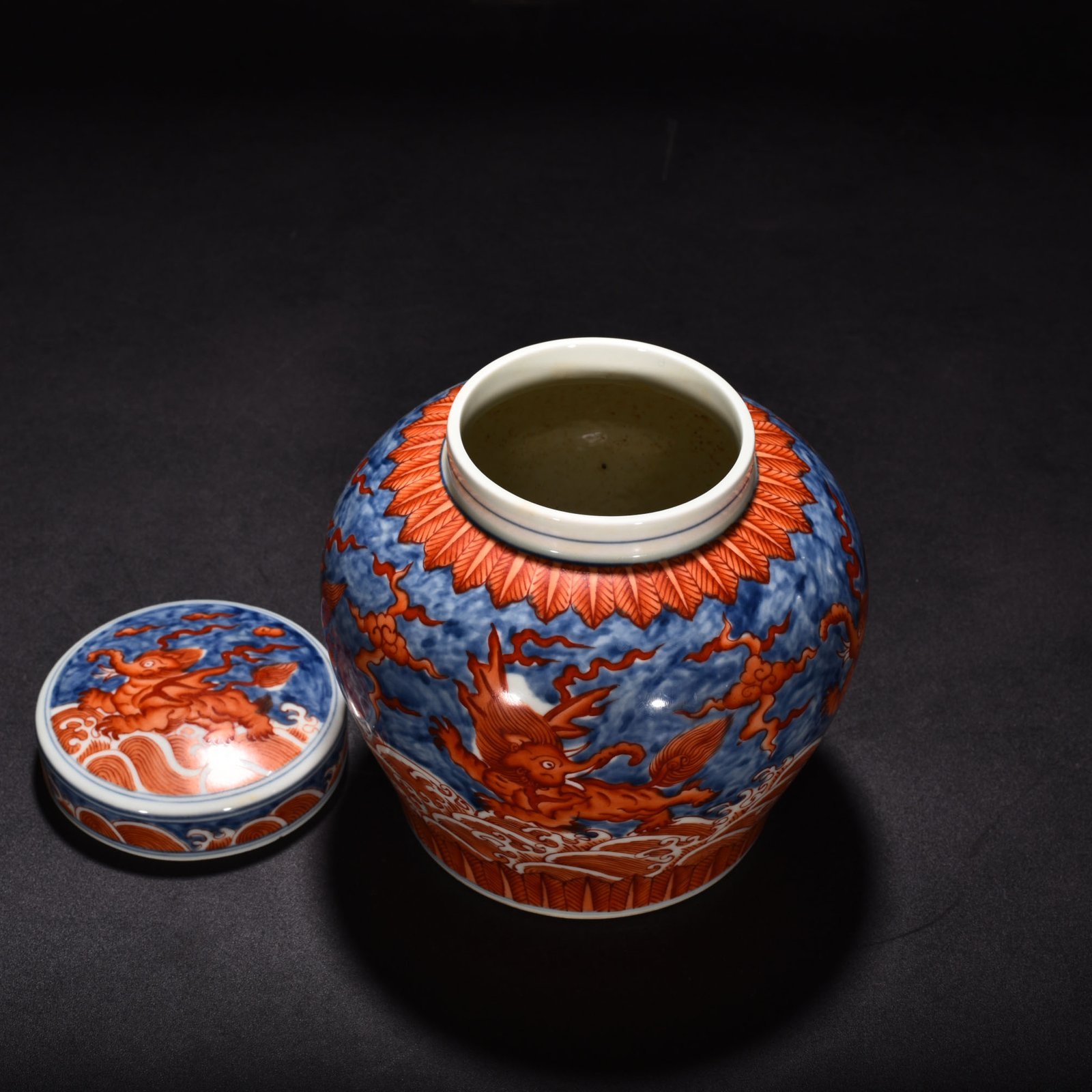 Ming Dynasty Chenghua blue and white alum red sea animal flying elephant lid jar