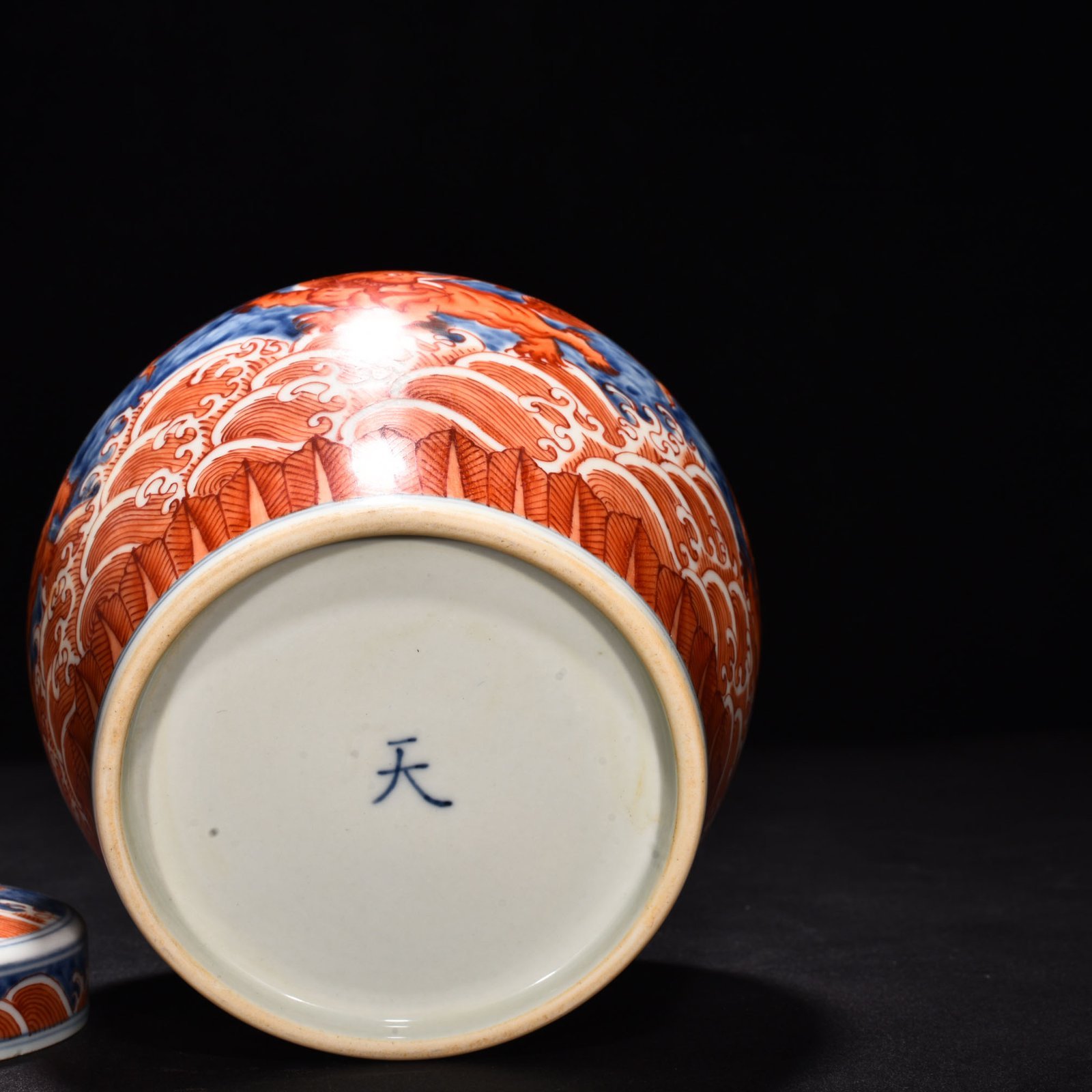 Ming Dynasty Chenghua blue and white alum red sea animal flying elephant lid jar