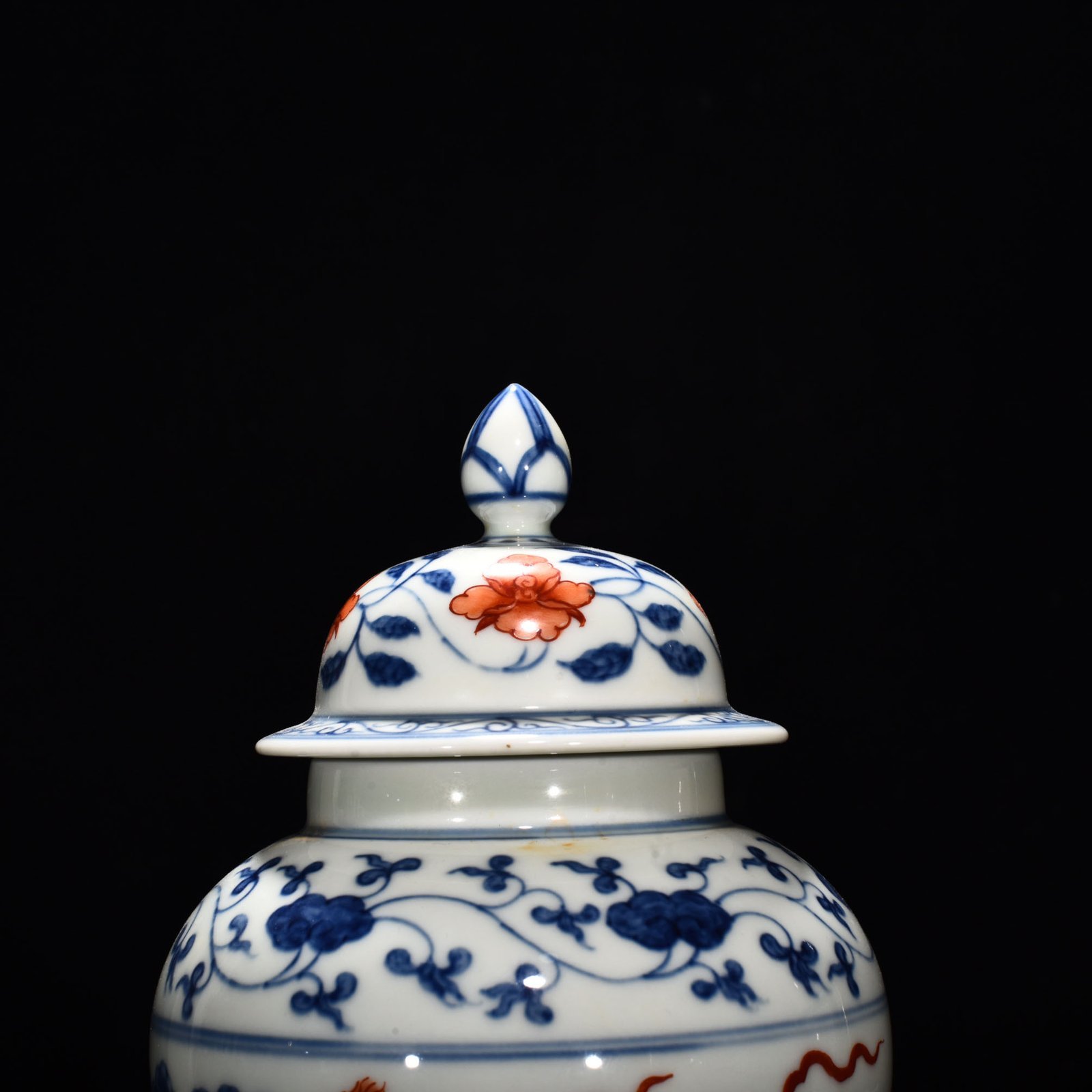 Ming Dynasty Chenghua blue and white alum red sea dragon general jar