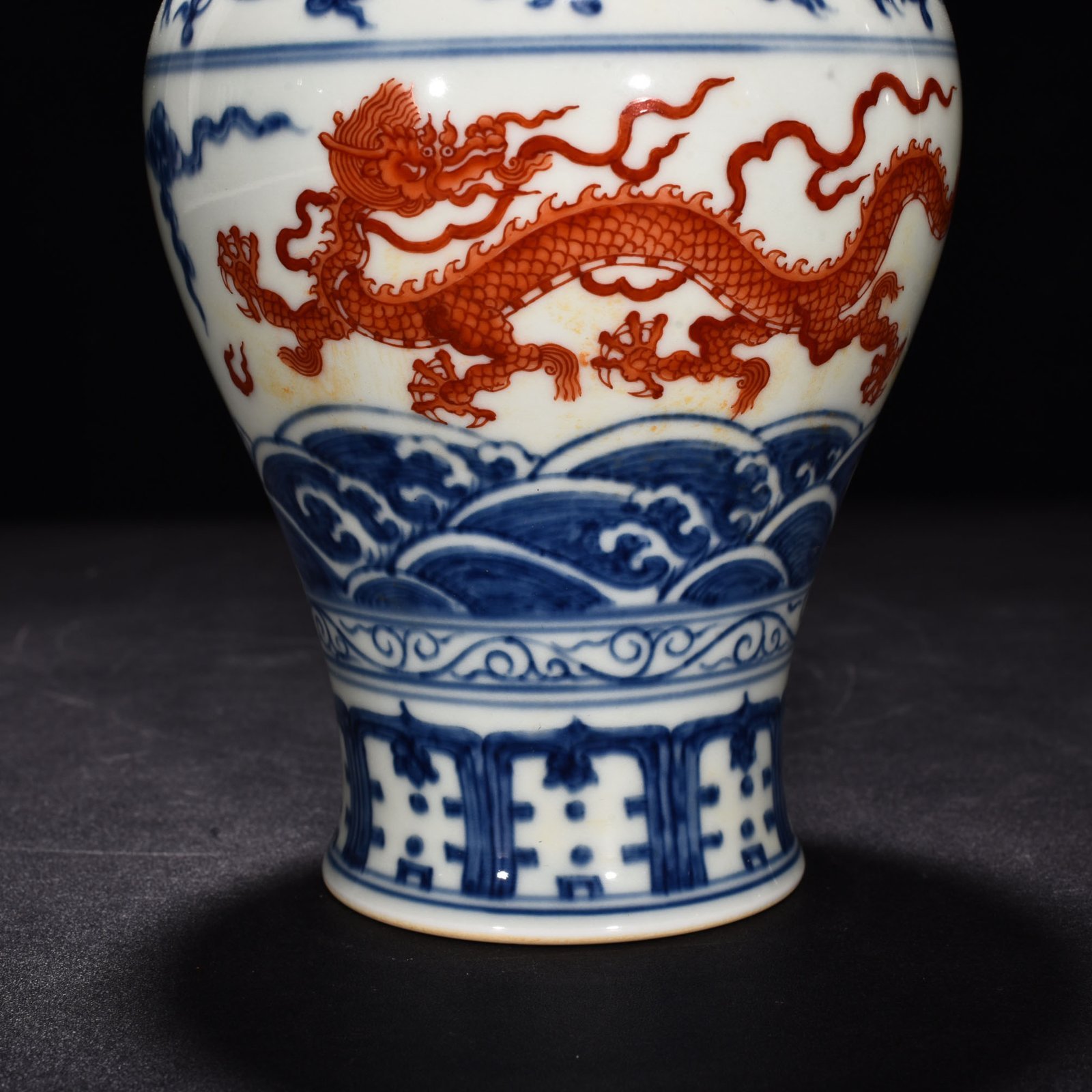 Ming Dynasty Chenghua blue and white alum red sea dragon general jar